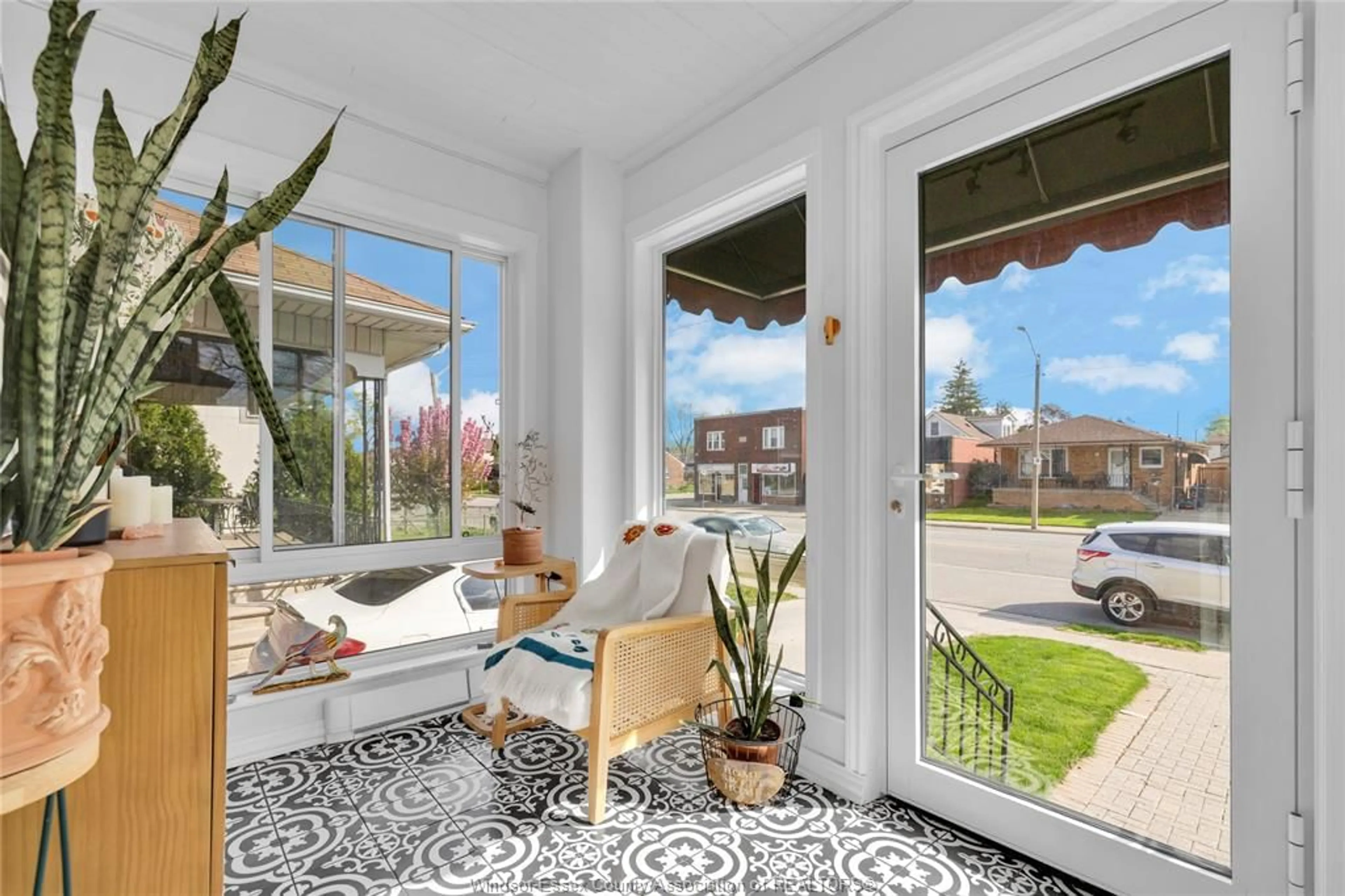 Patio, street for 1515 PARENT Ave, Windsor Ontario N8X 4J8