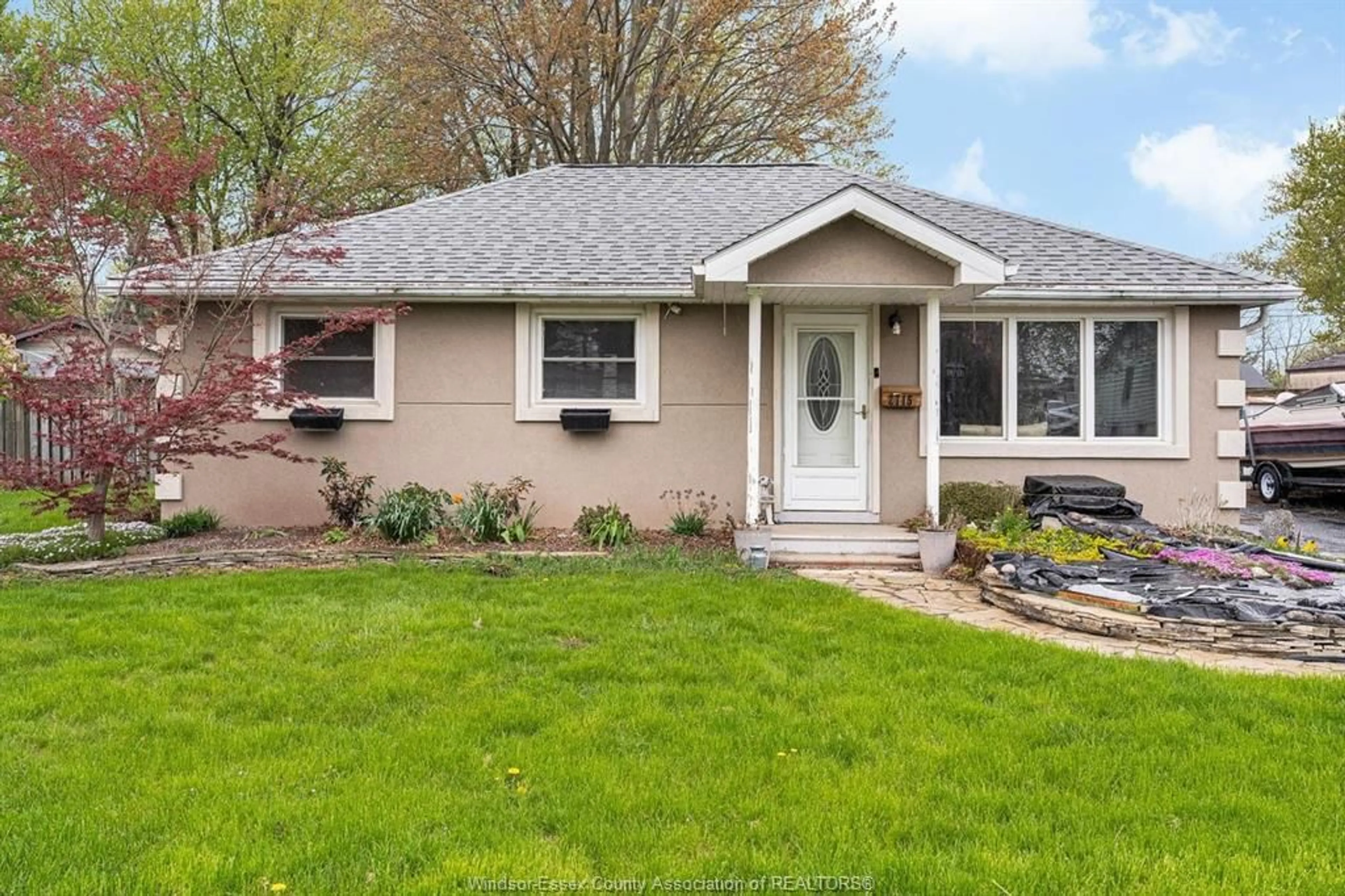 Home with vinyl exterior material, street for 2715 LLOYD GEORGE Blvd, Windsor Ontario N8T 2T8