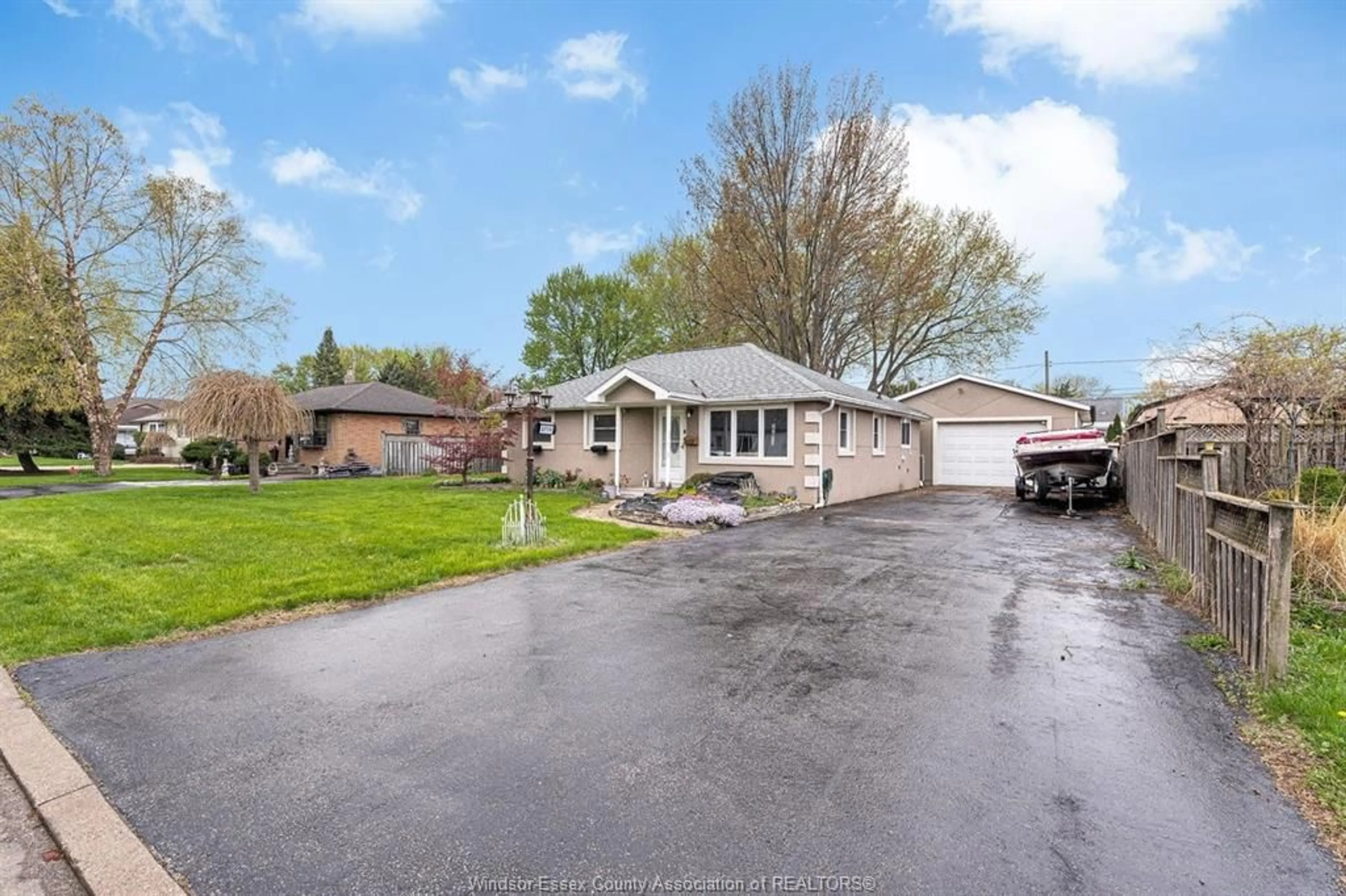 A pic from outside/outdoor area/front of a property/back of a property/a pic from drone, street for 2715 LLOYD GEORGE Blvd, Windsor Ontario N8T 2T8