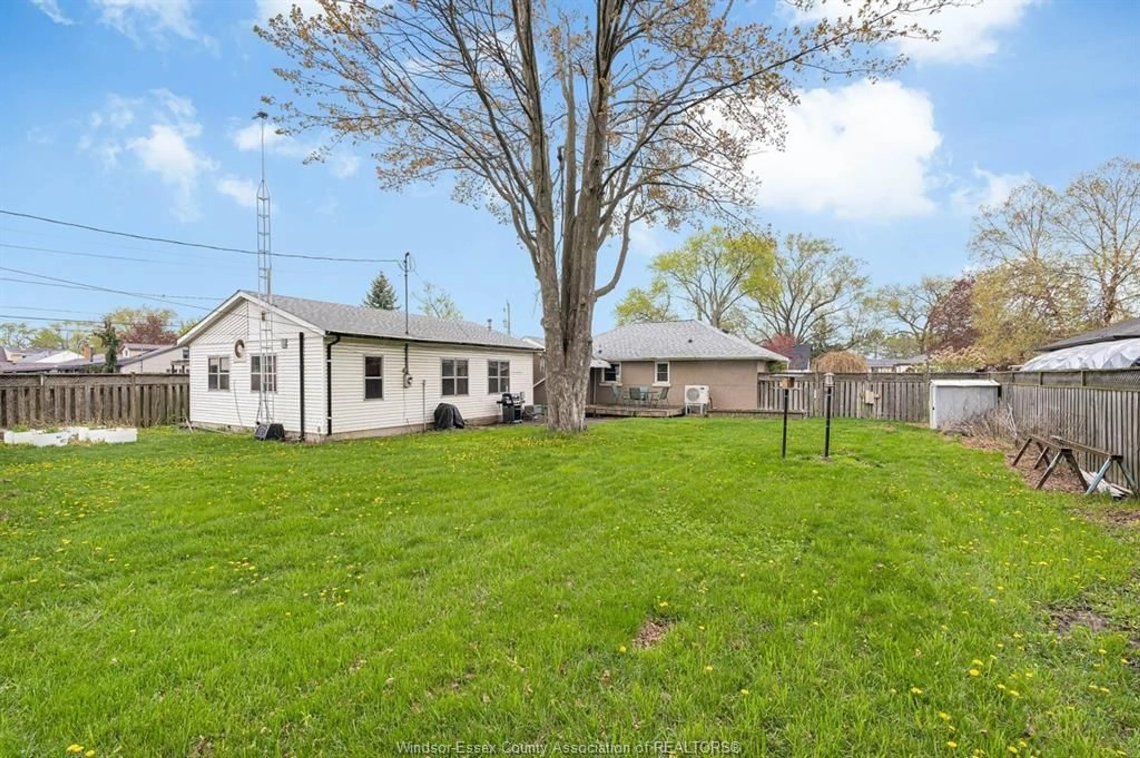 A pic from outside/outdoor area/front of a property/back of a property/a pic from drone, unknown for 2715 LLOYD GEORGE Blvd, Windsor Ontario N8T 2T8