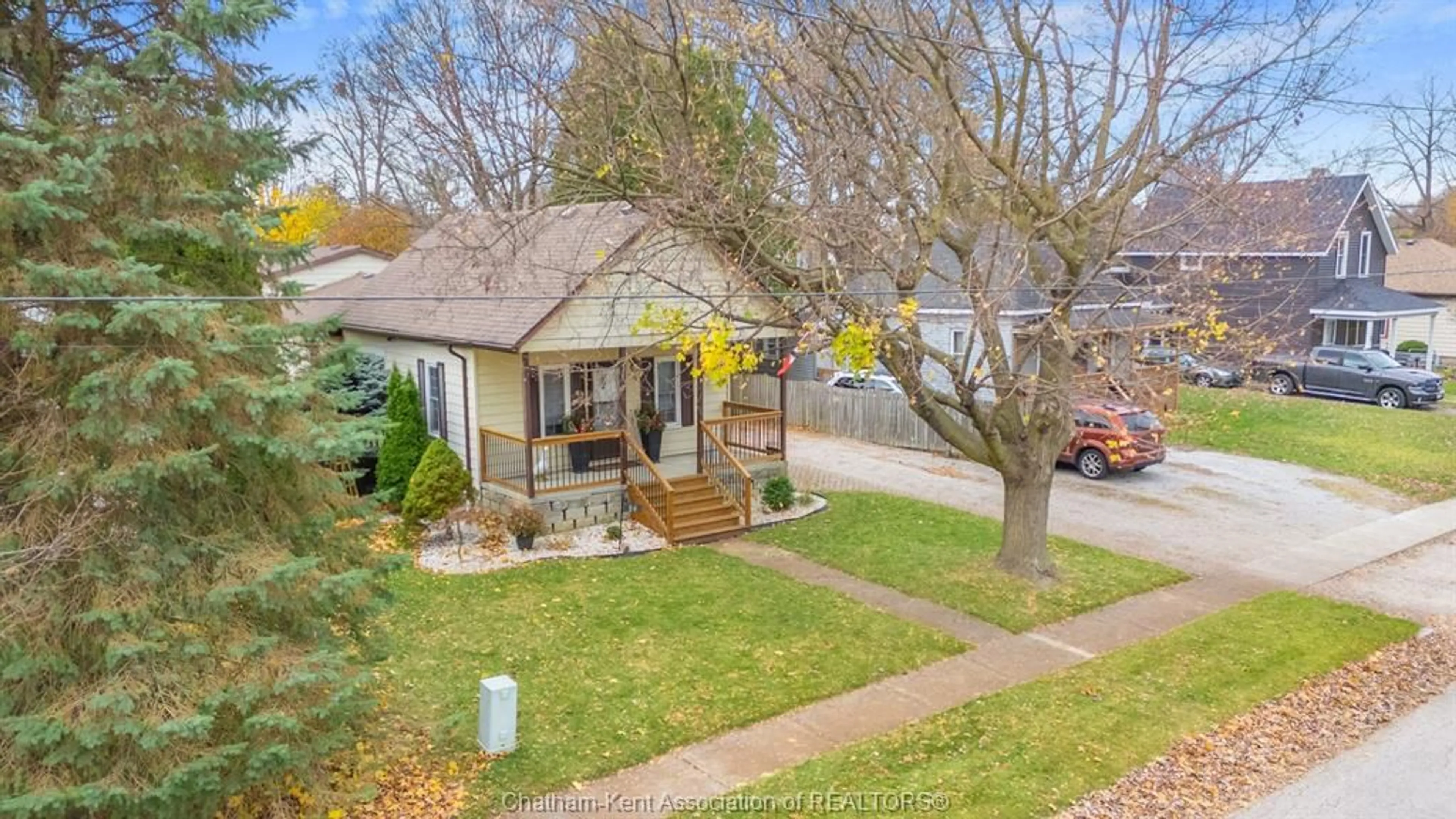 A pic from outside/outdoor area/front of a property/back of a property/a pic from drone, street for 26 BEDFORD St, Chatham Ontario N7L 2V3