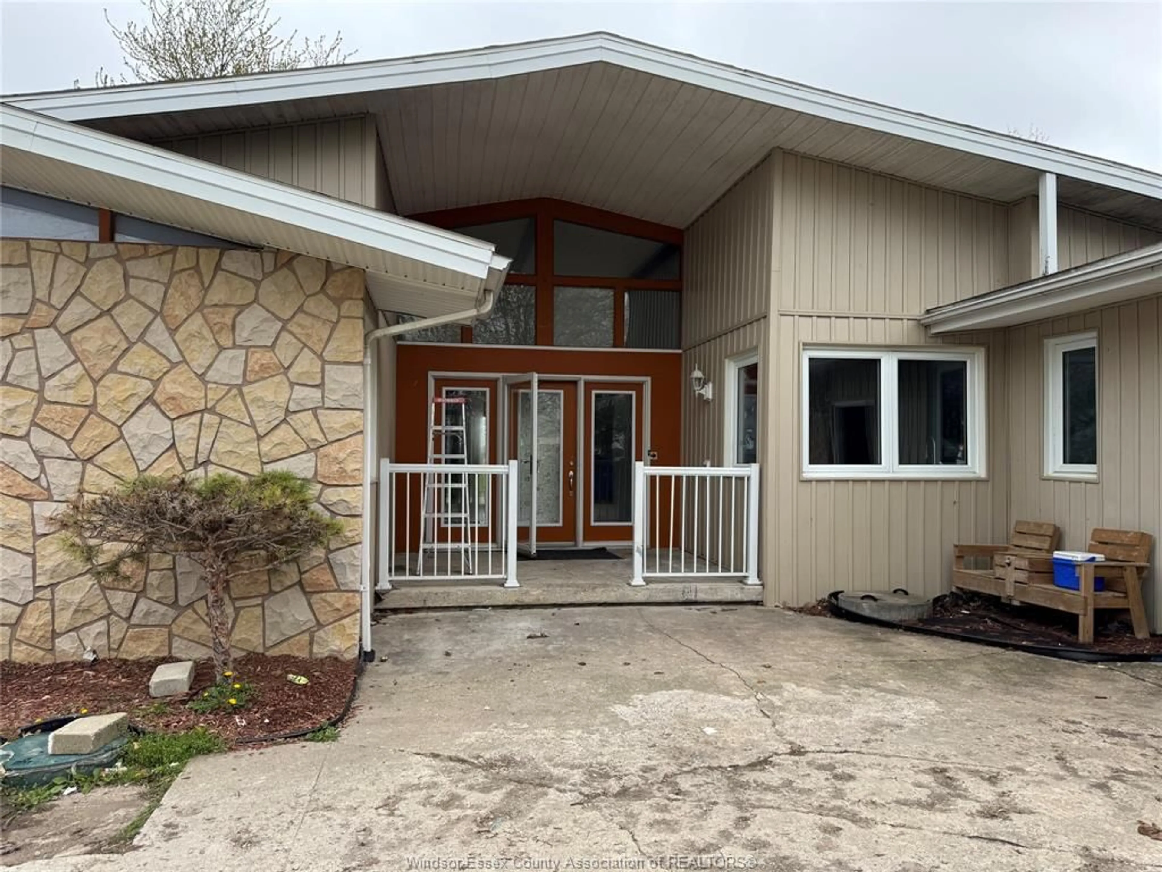 Home with vinyl exterior material, unknown for 618 MERSEA RD 8, Leamington Ontario N0P 2J0