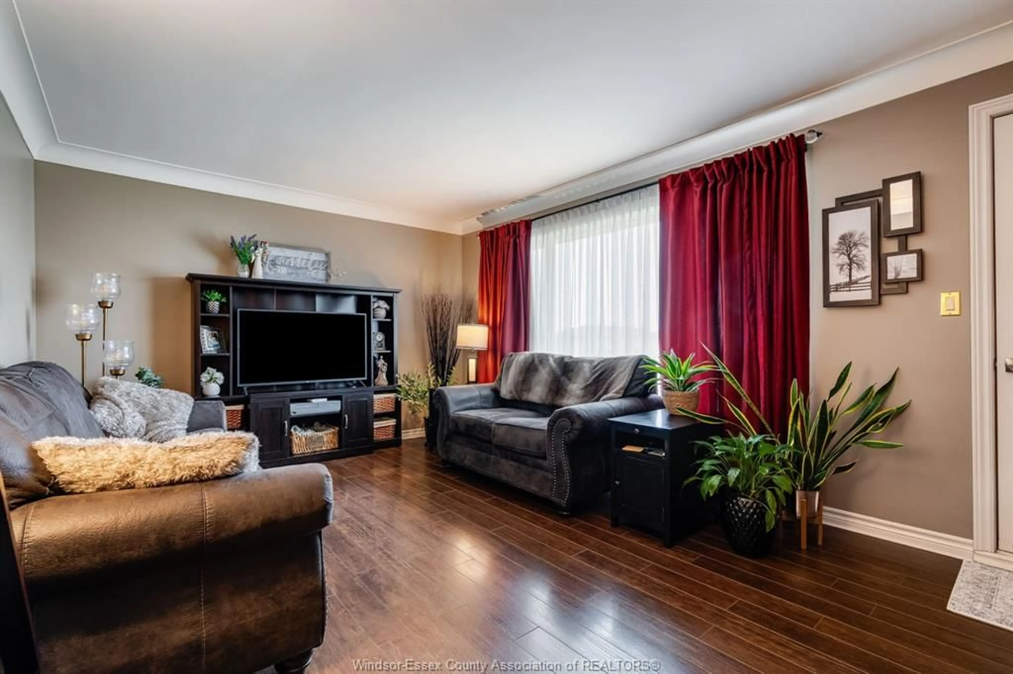 Living room with furniture, wood/laminate floor for 1654 Fairlea Cres, Ruthven Ontario N0P 2G0