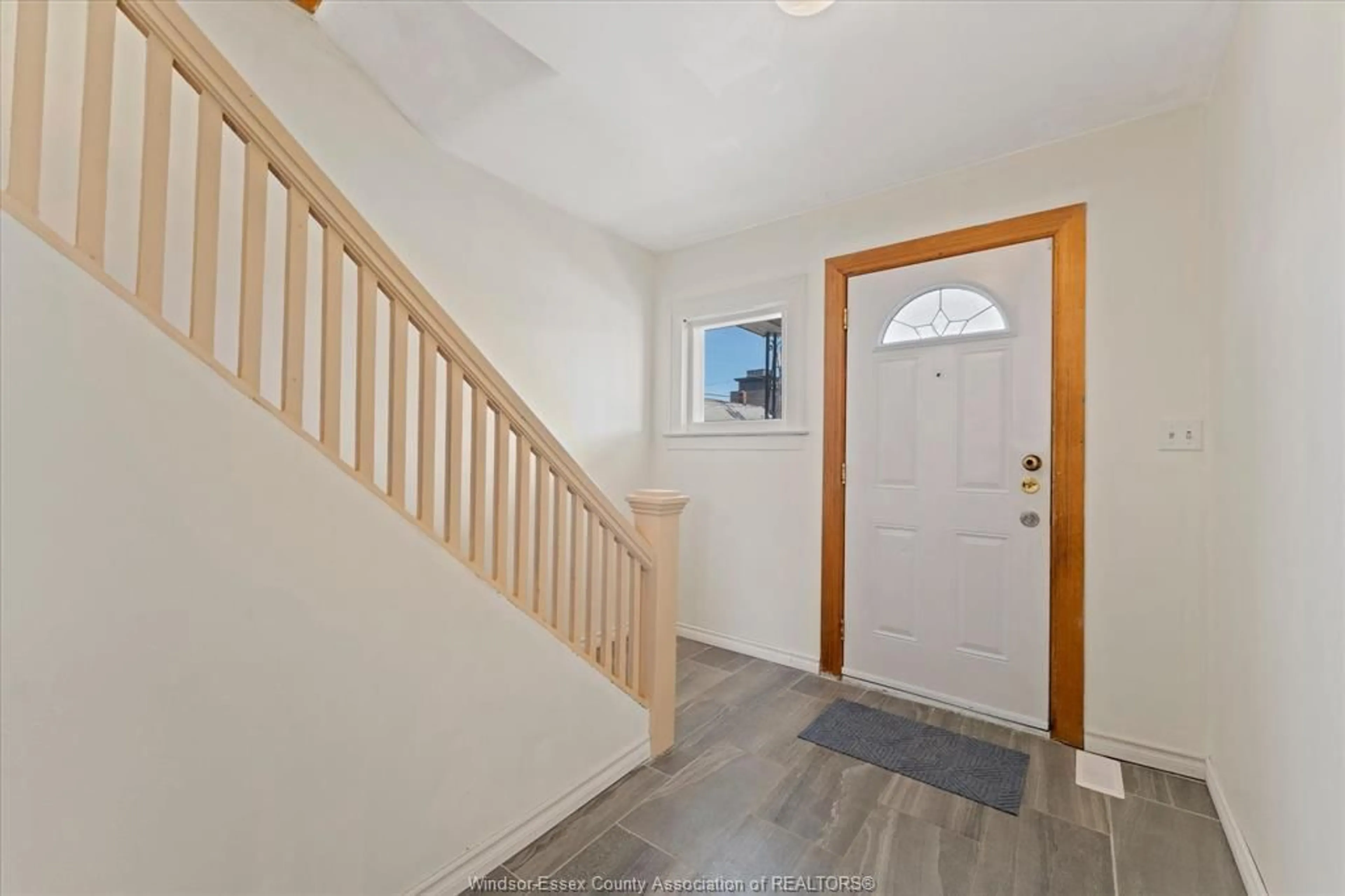 Indoor entryway for 1031 LOUIS AVE, Windsor Ontario N9A 1Y1