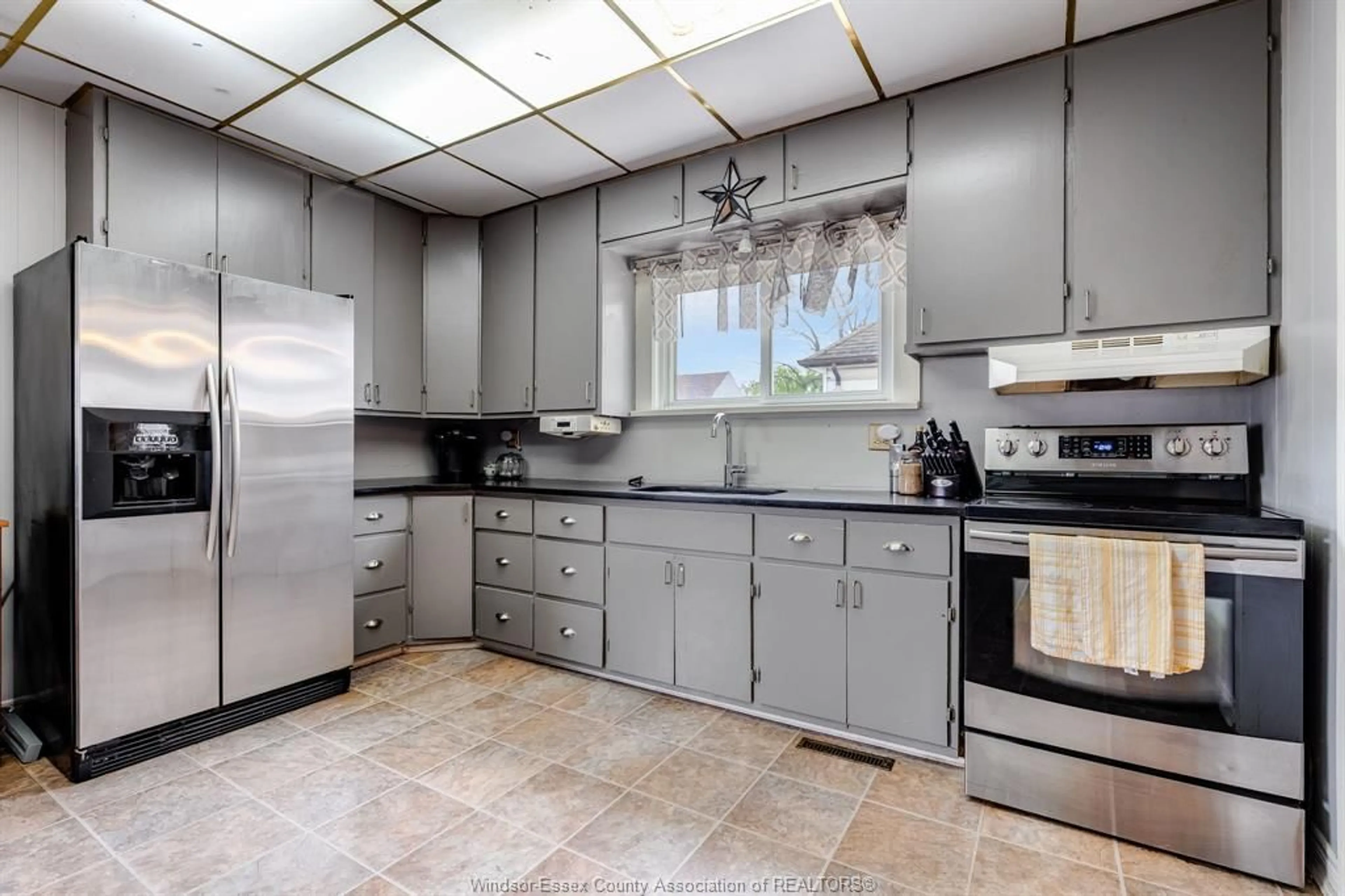 Standard kitchen, ceramic/tile floor for 53 Elliott St, Leamington Ontario N8H 3M4