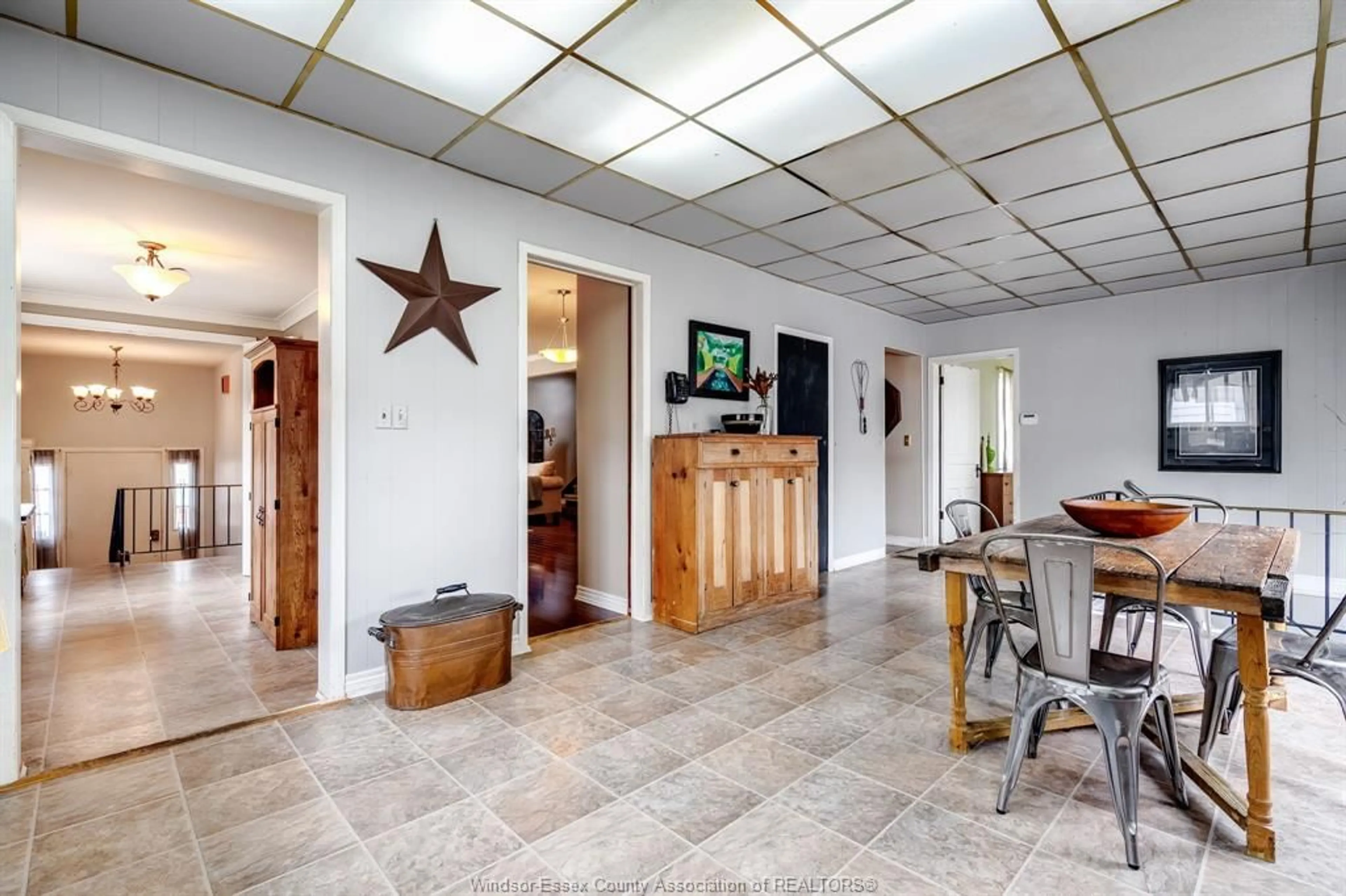 Indoor foyer for 53 Elliott St, Leamington Ontario N8H 3M4