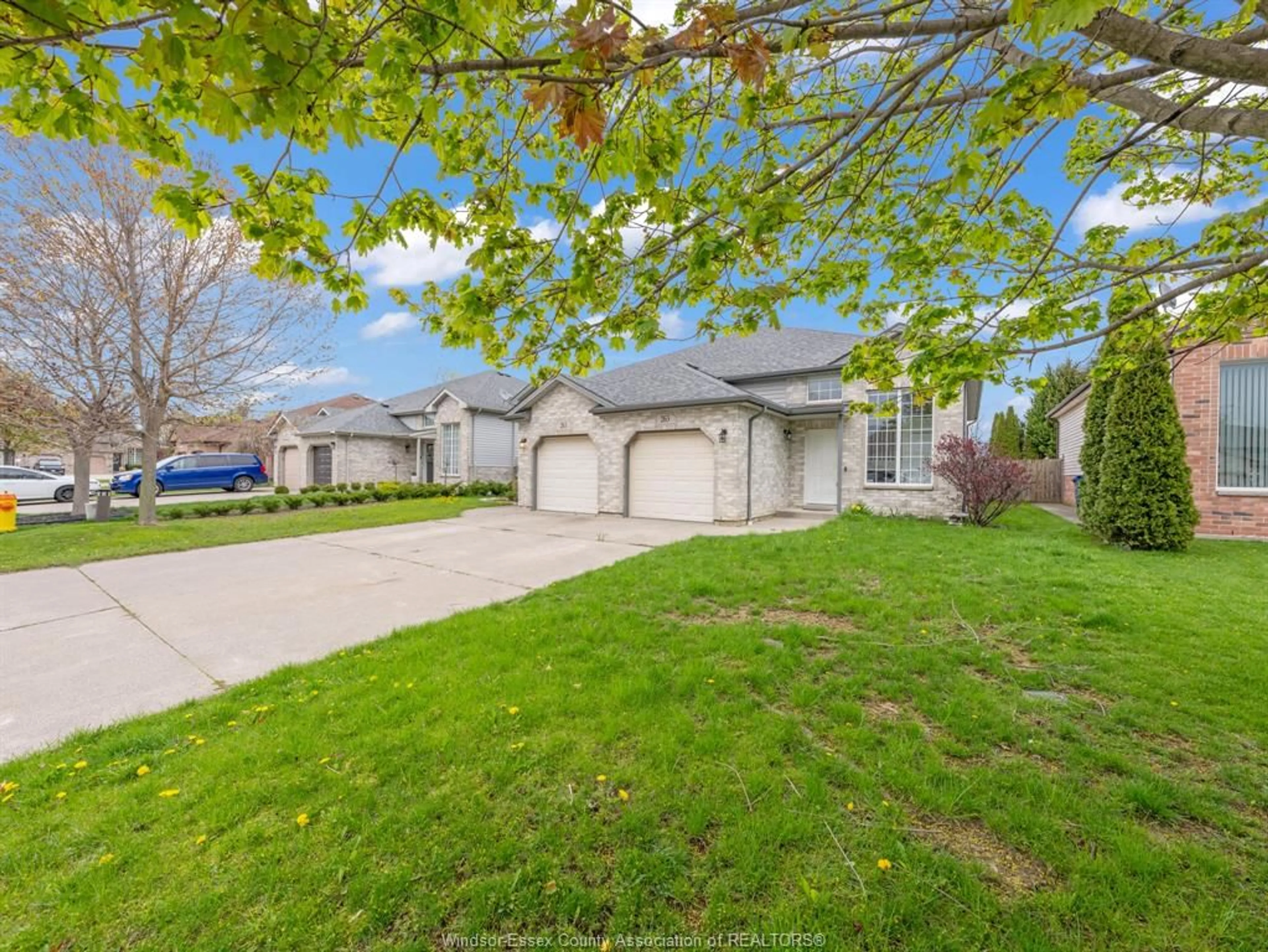 A pic from outside/outdoor area/front of a property/back of a property/a pic from drone, street for 265 DIEPPE Cres, Kingsville Ontario N9Y 4E8