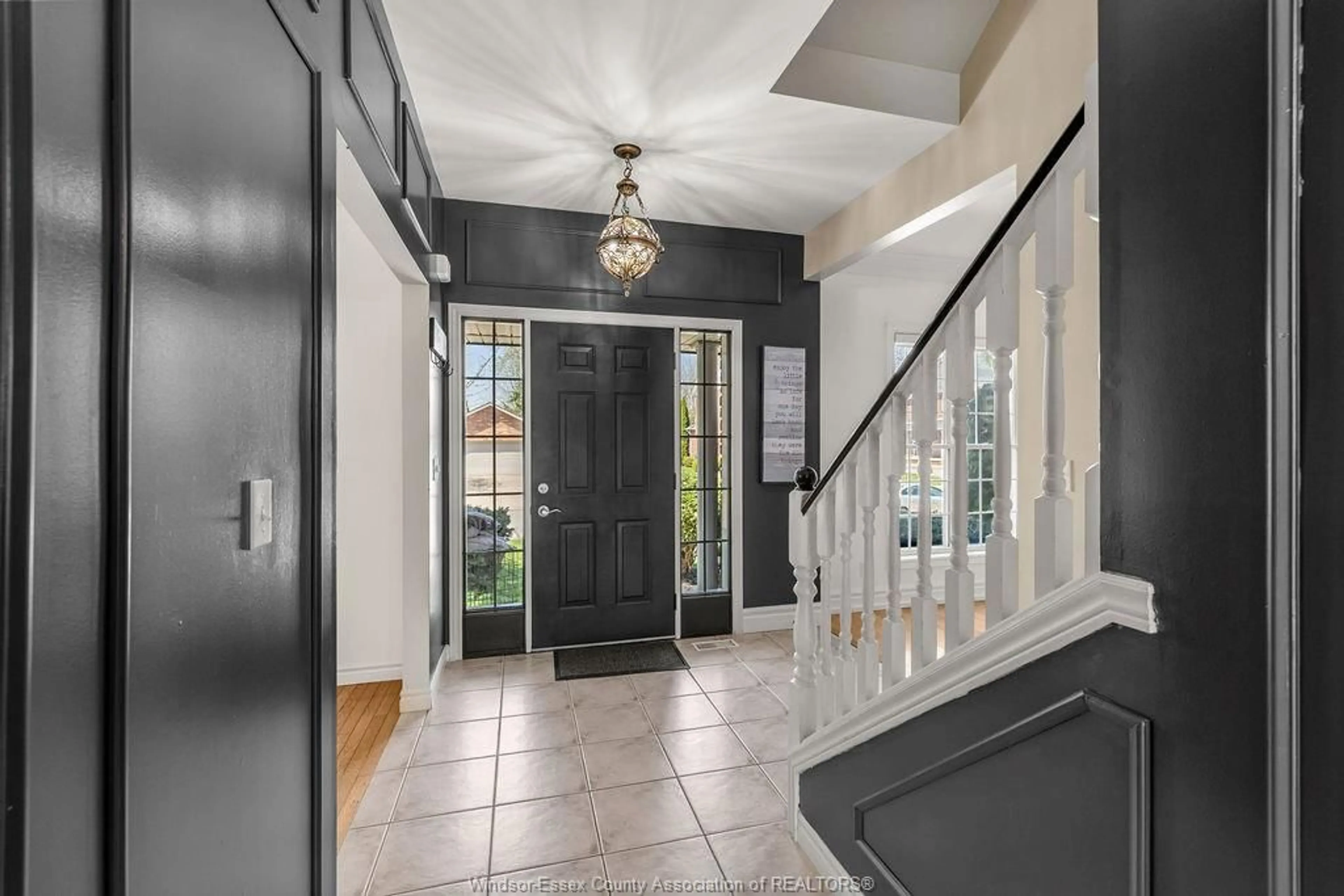 Indoor entryway for 1270 LAKEVIEW Ave, Windsor Ontario N8P 1K9