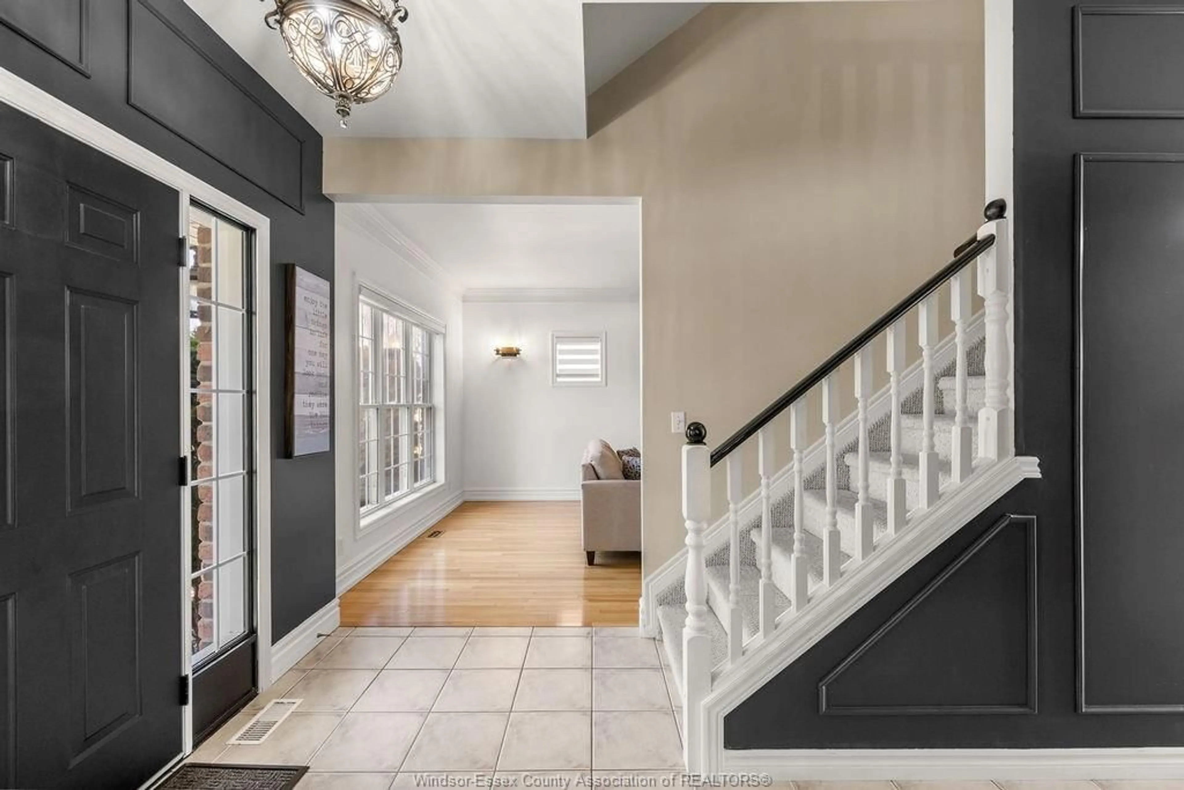 Indoor entryway for 1270 LAKEVIEW Ave, Windsor Ontario N8P 1K9