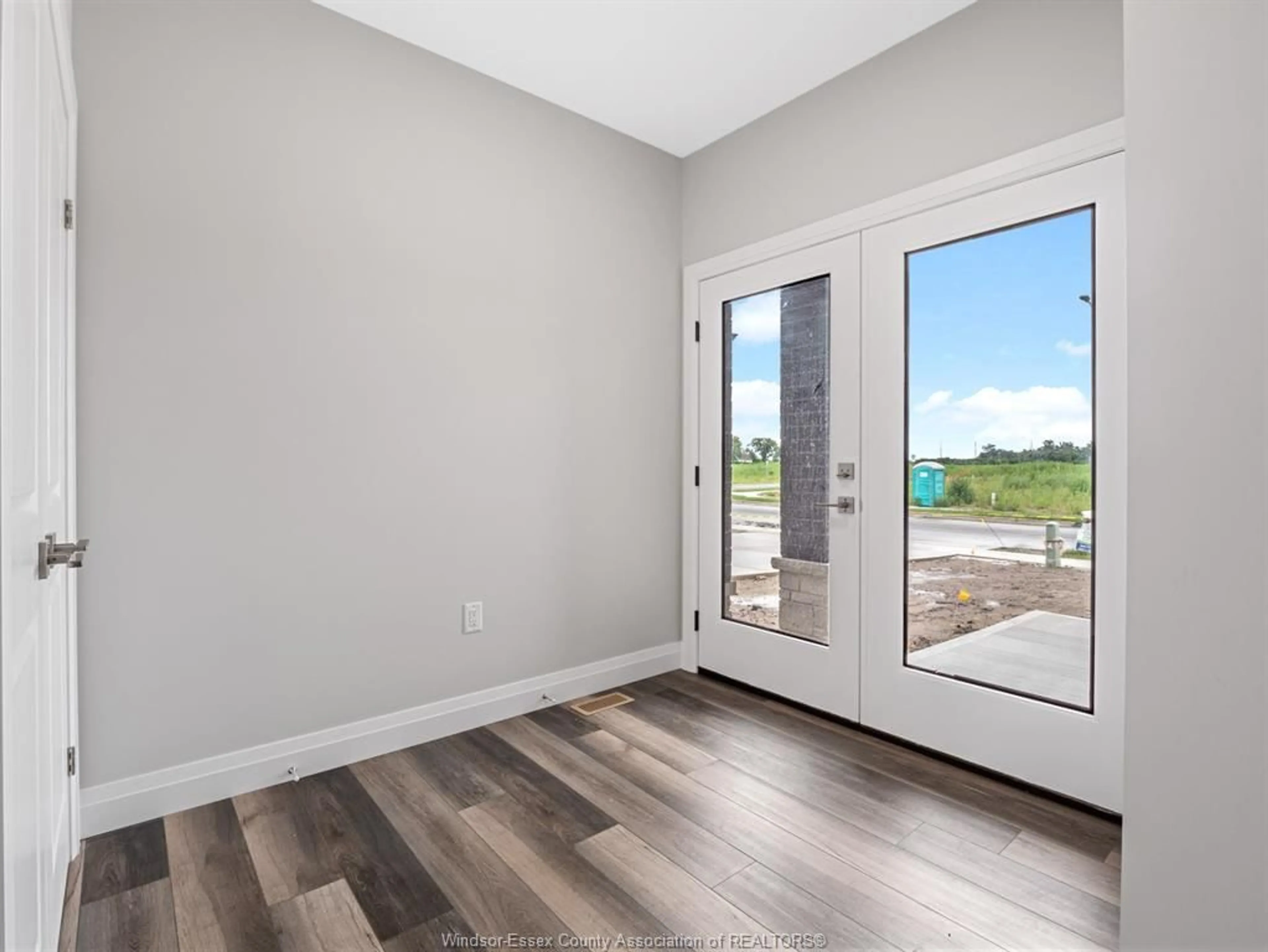 Indoor entryway for 113 Eagle St, Leamington Ontario N8H 0G5