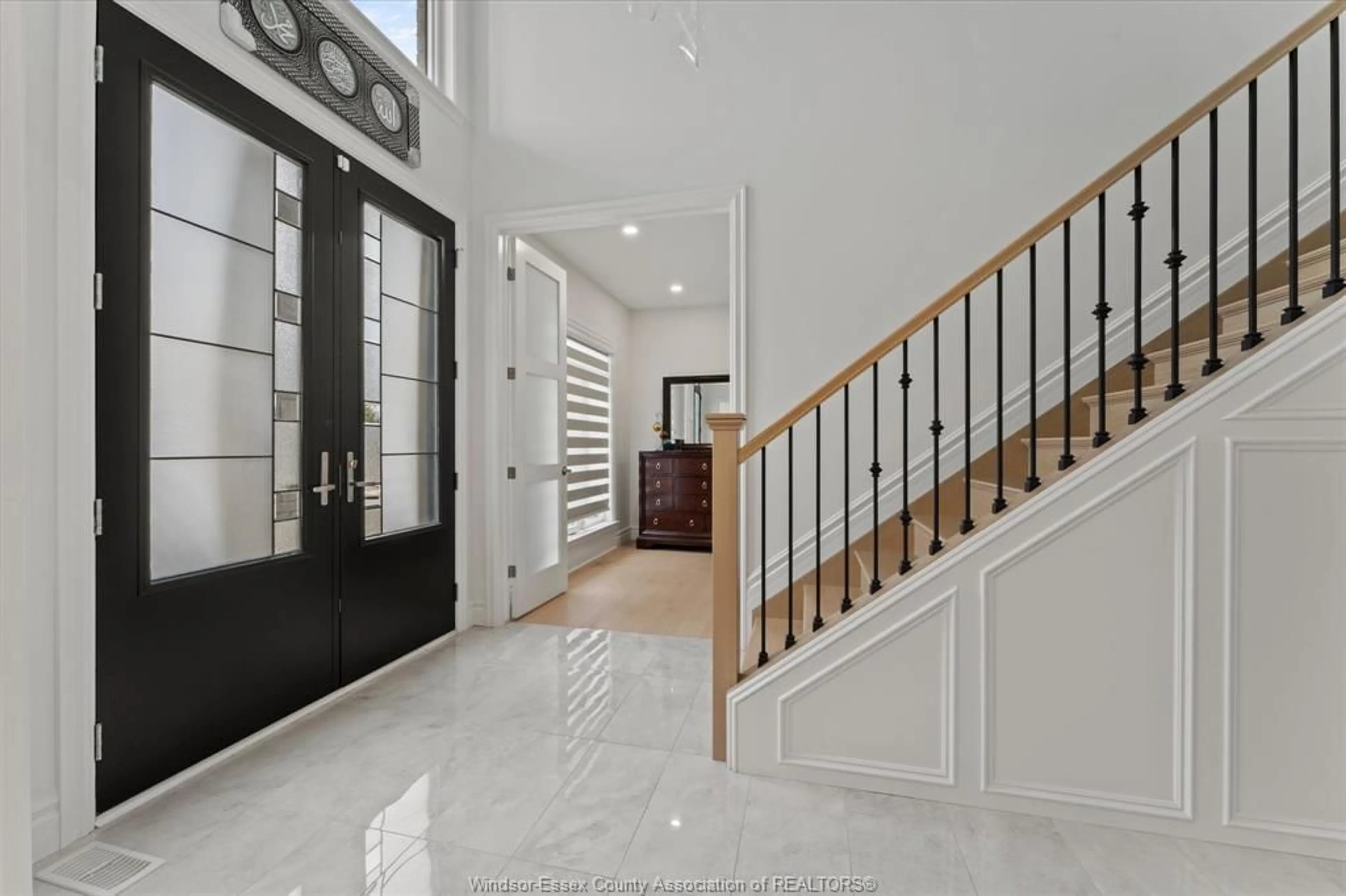 Indoor foyer for 570 ORCHARD Cres, Windsor Ontario N9E 0B2