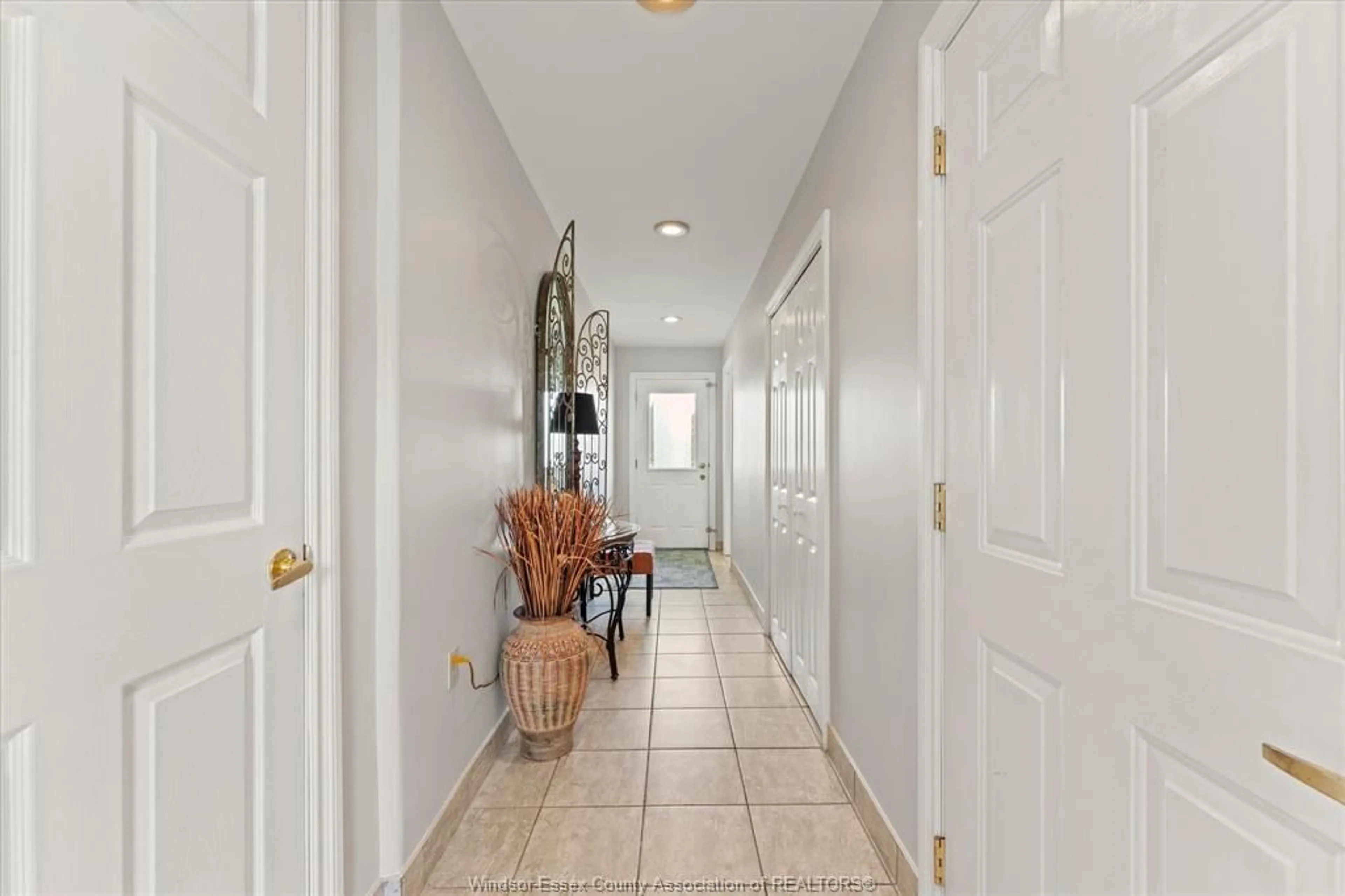 Indoor entryway for 12638 St. Thomas St, Tecumseh Ontario N8N 1J1