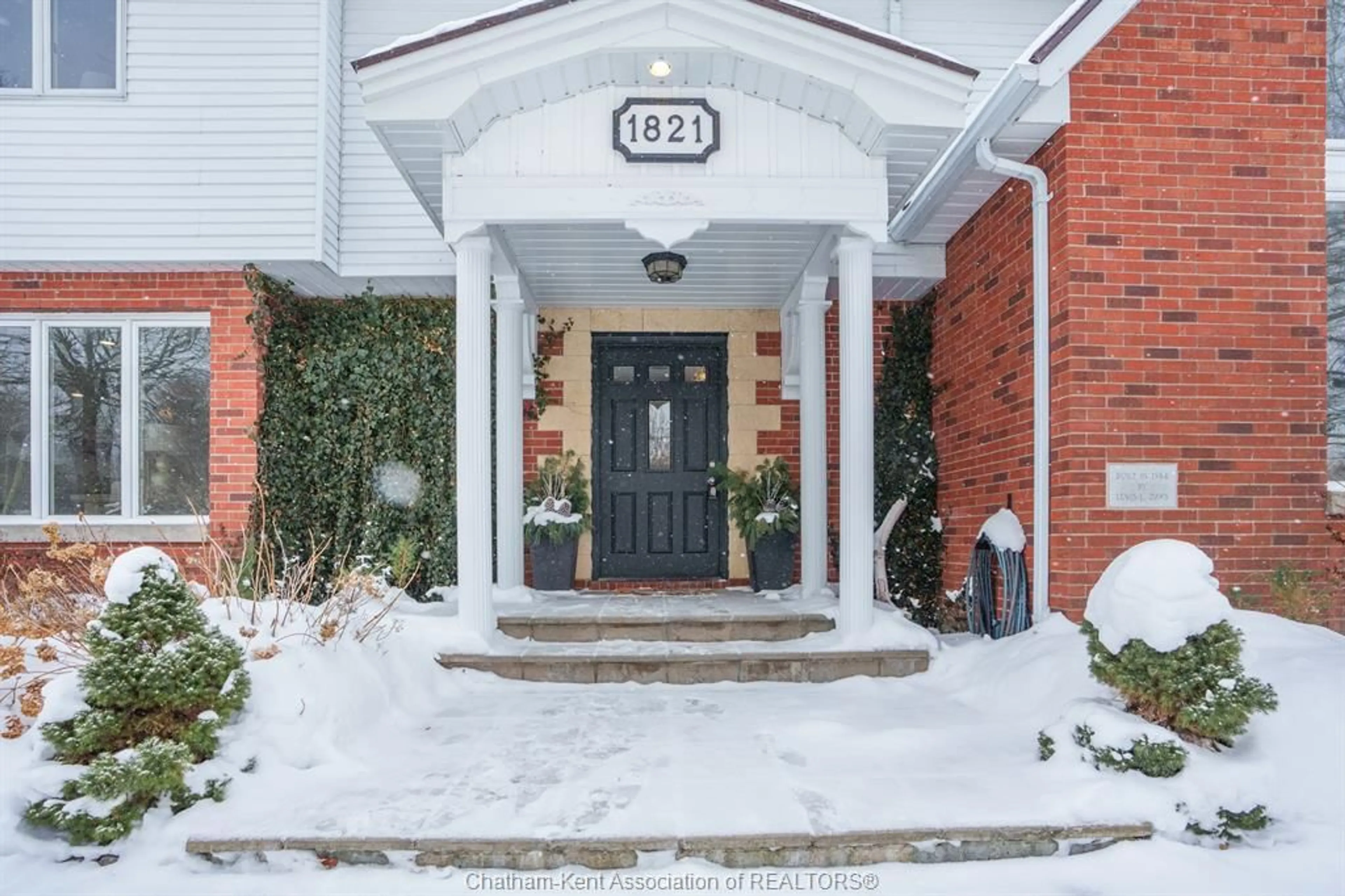 Indoor entryway for 1821 Blackwell Rd, Sarnia Ontario N7T 7H4