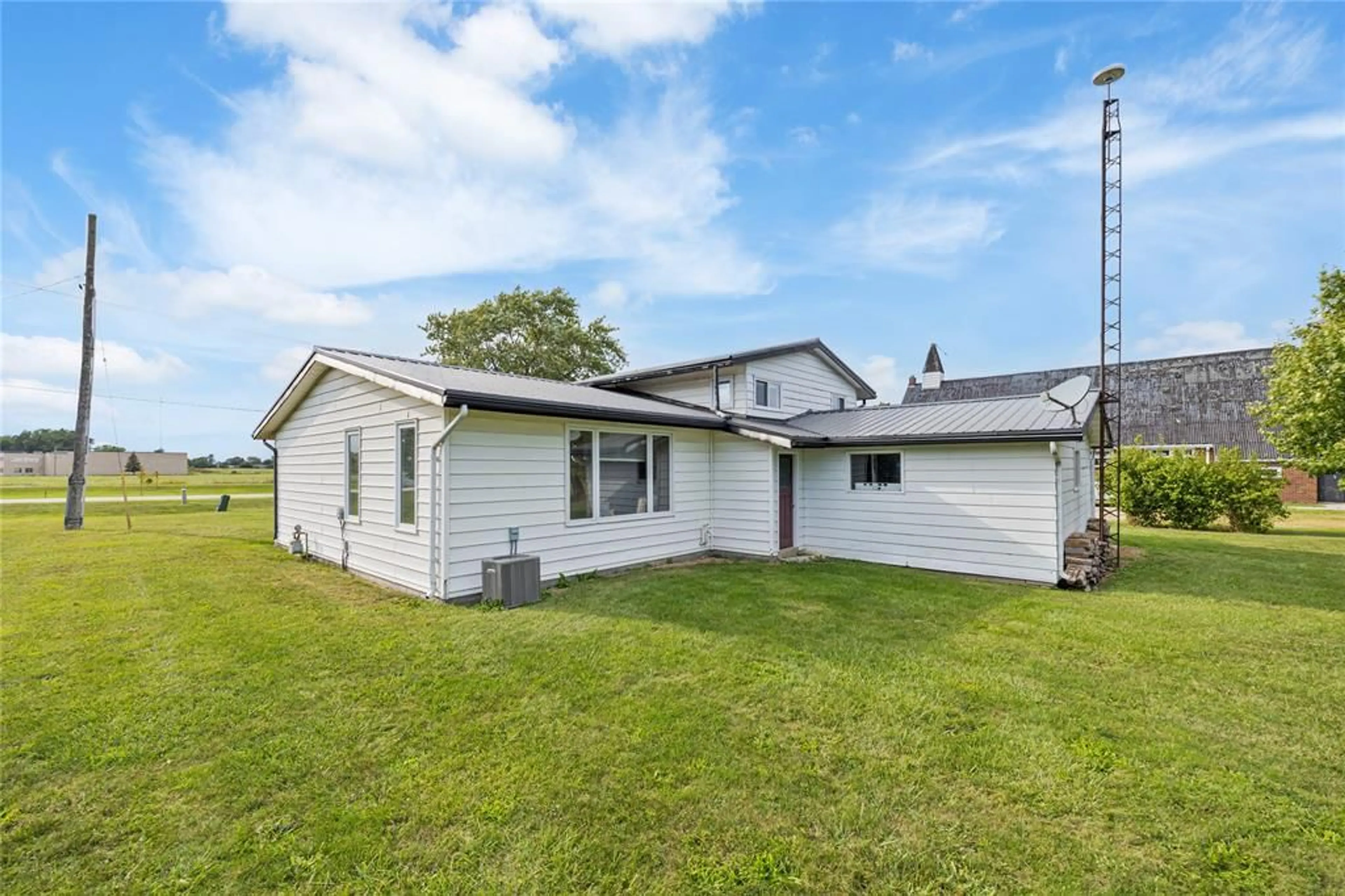 Home with vinyl exterior material, water/lake/river/ocean view for 7882+7884 Rawlings Rd, Lambton Shores Ontario N0N 1J0