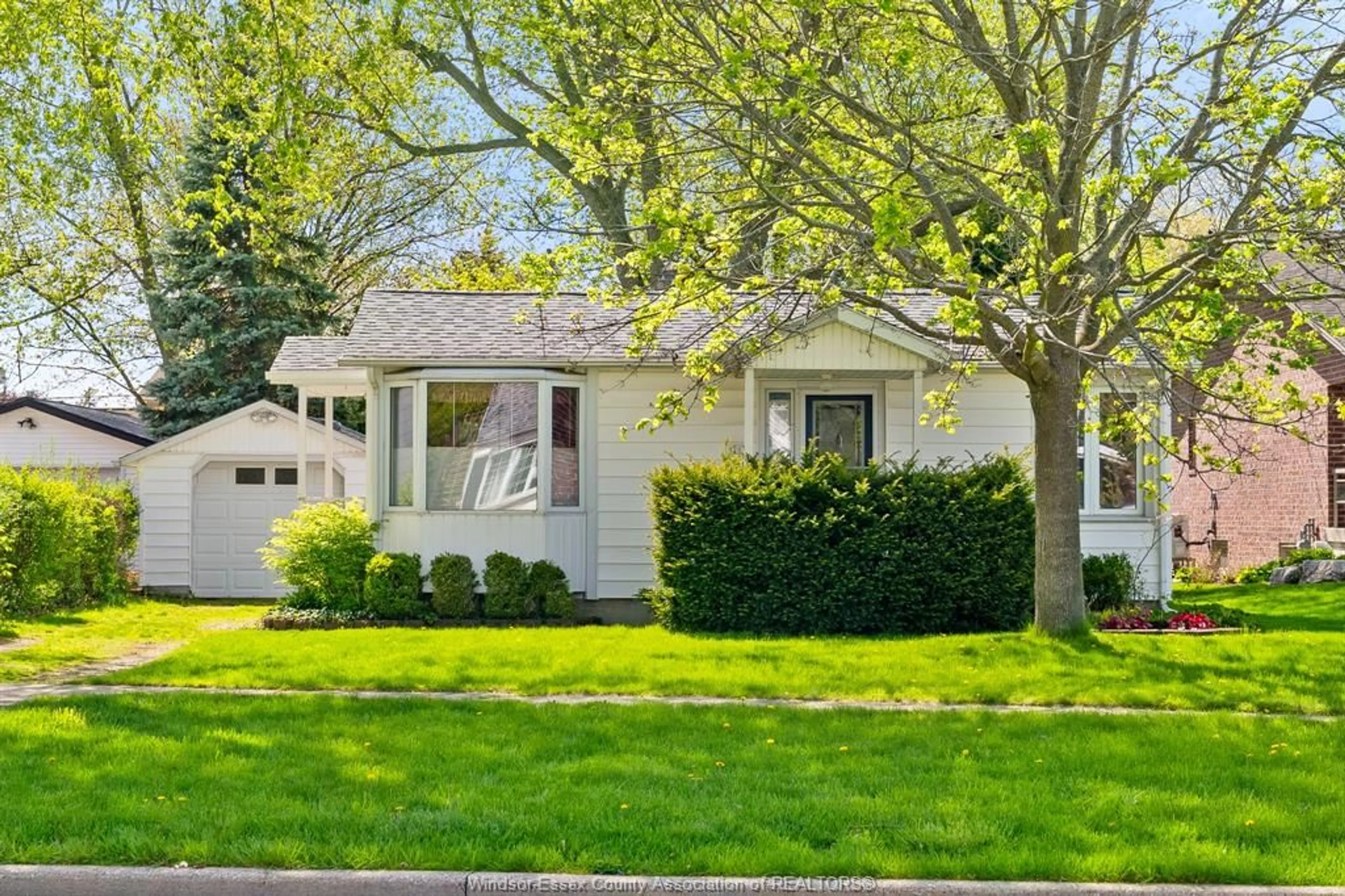 Home with vinyl exterior material, street for 253 St. Pierre St, Tecumseh Ontario N8N 1Z1