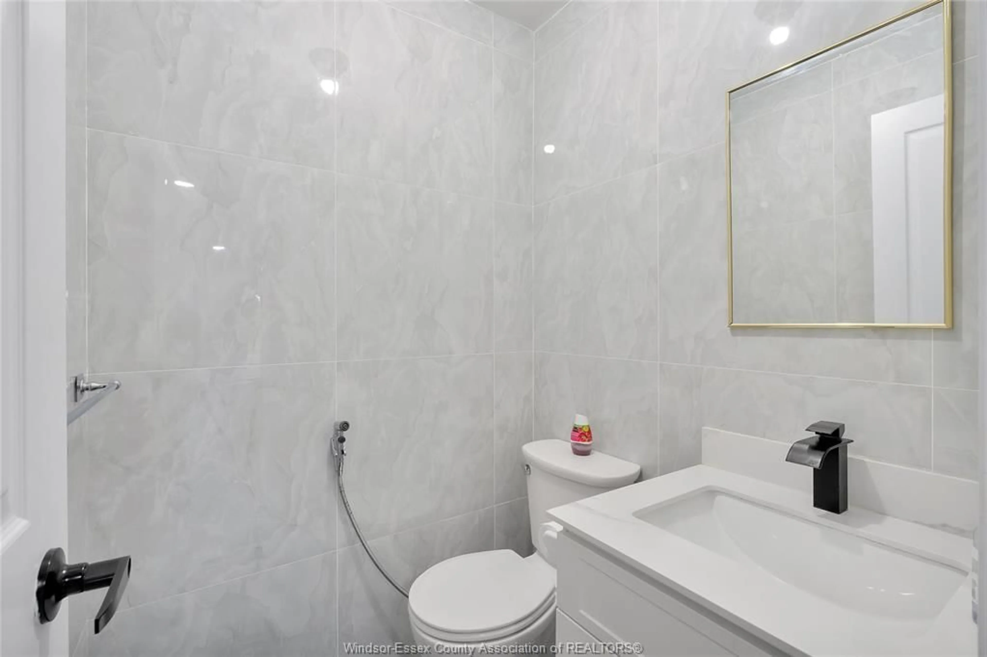Standard bathroom, unknown for 655 ROSELAND Dr, Windsor Ontario N9G 1T7