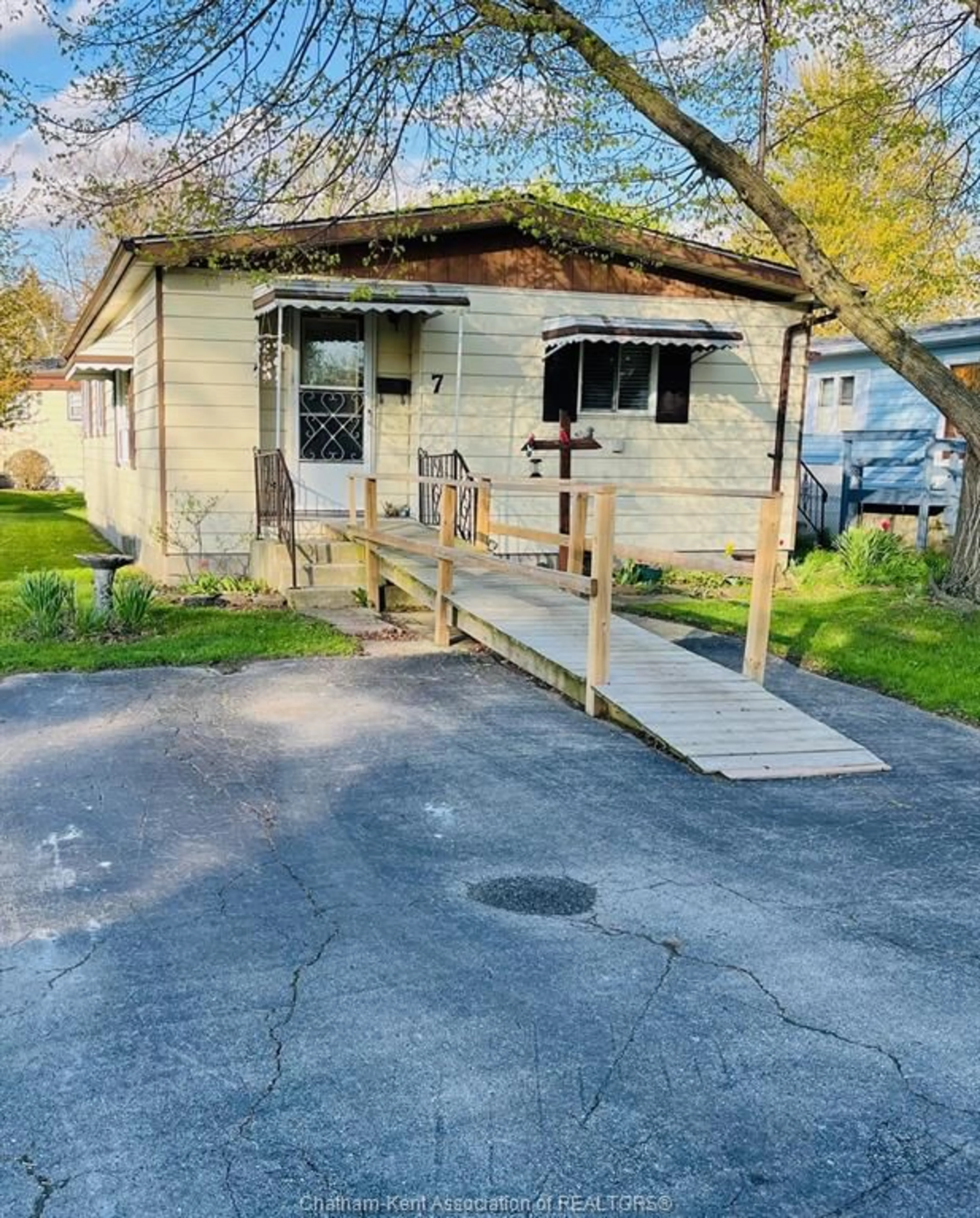 Shed for 7 James Crt, Chatham Ontario N7L 4Y4