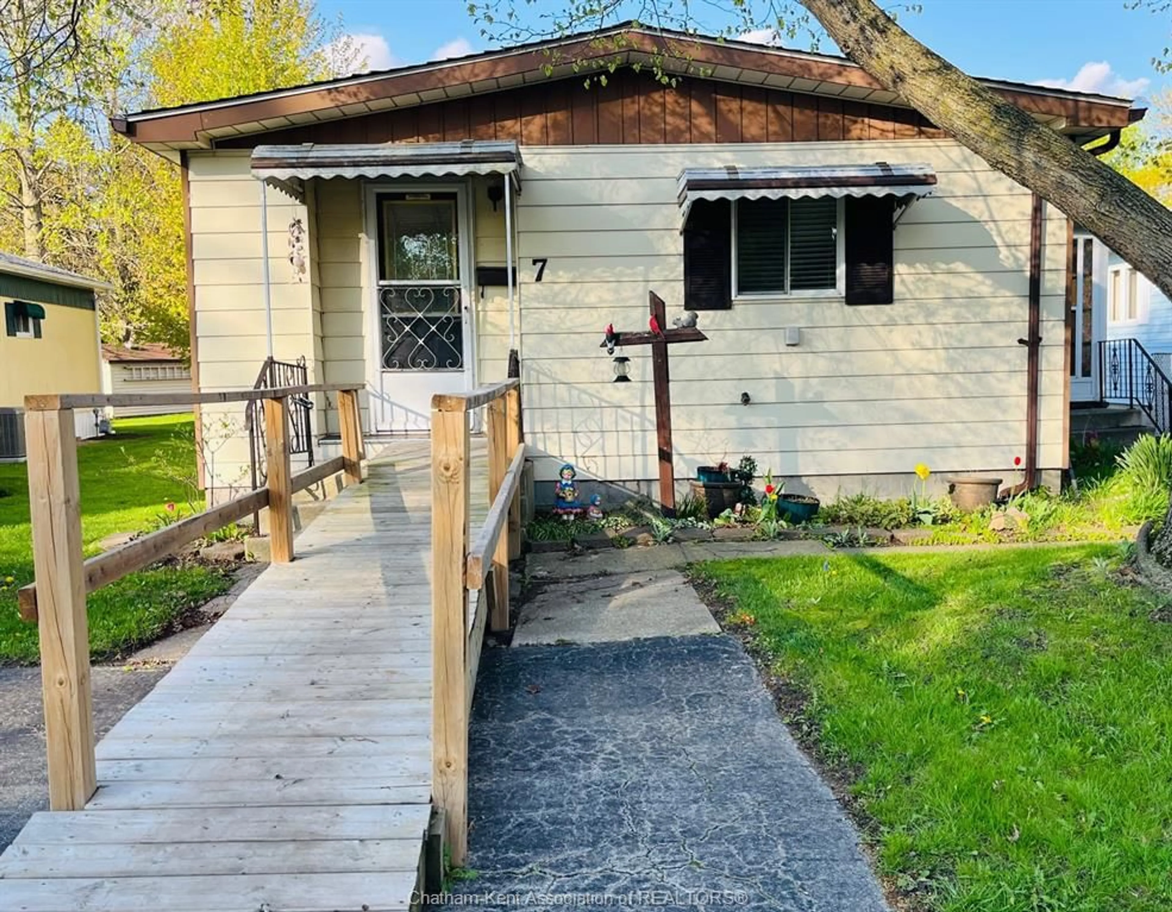 Unknown for 7 James Crt, Chatham Ontario N7L 4Y4