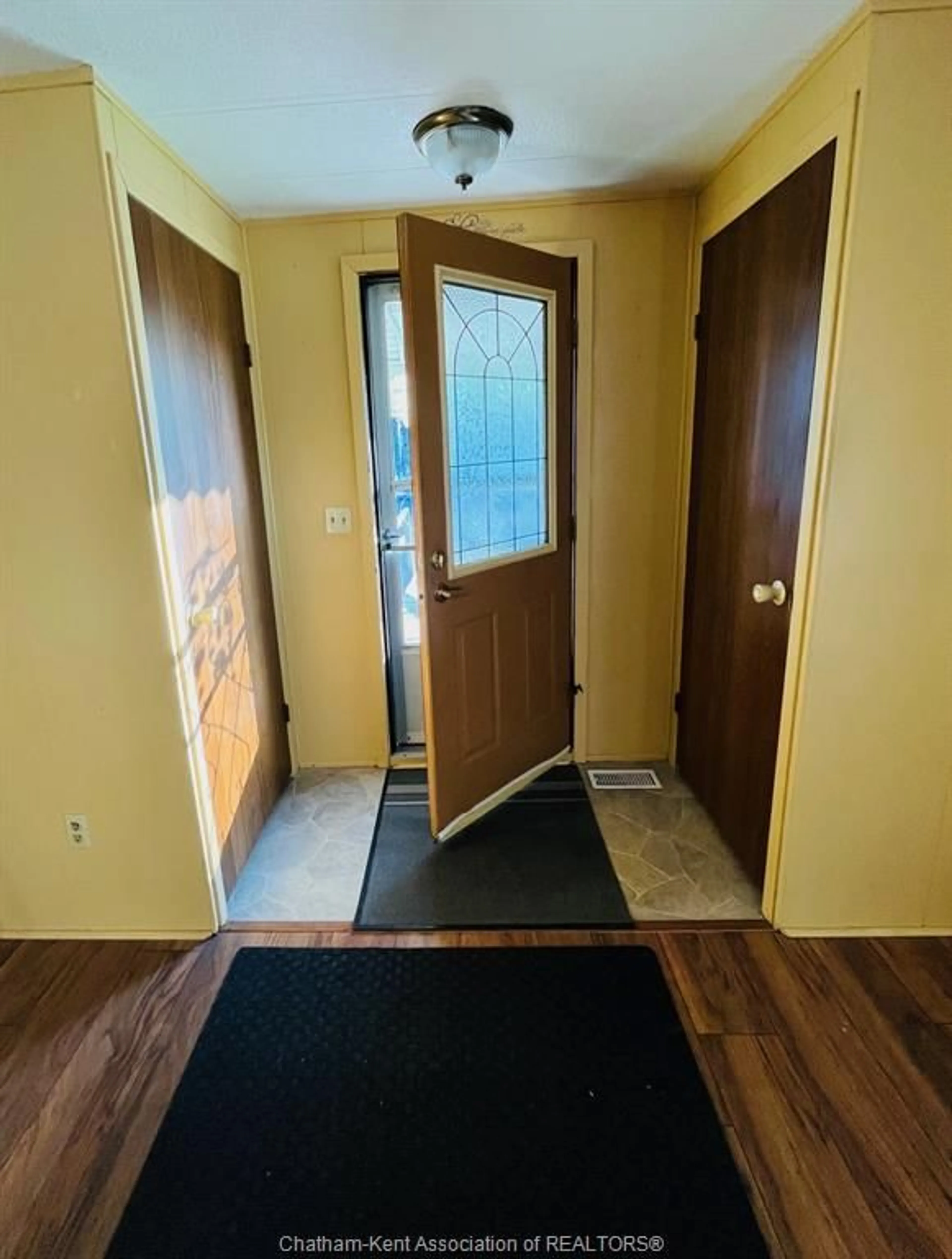 Indoor entryway for 7 James Crt, Chatham Ontario N7L 4Y4