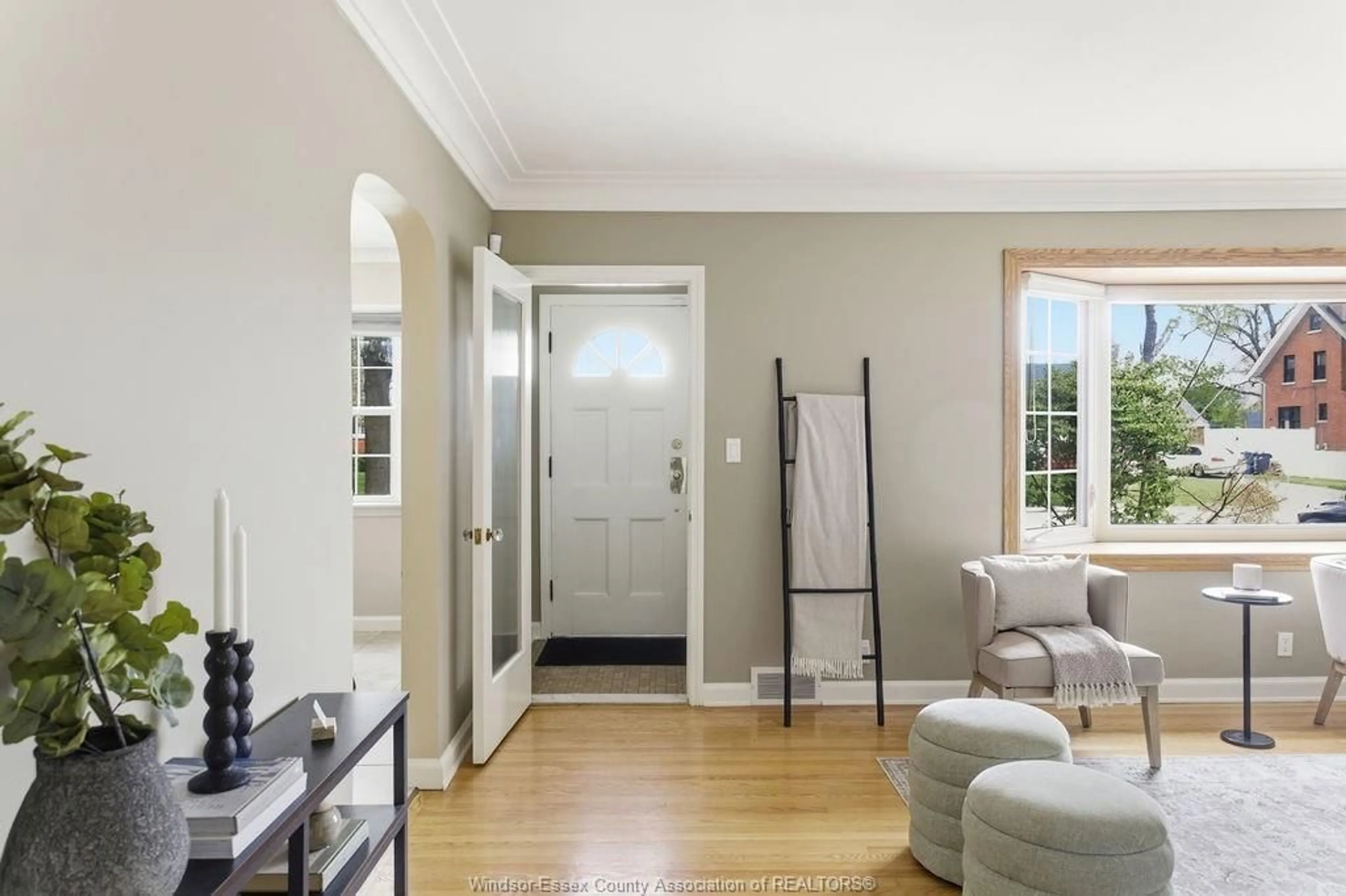 Indoor entryway for 837 JANISSE Dr, Windsor Ontario N8S 2V5