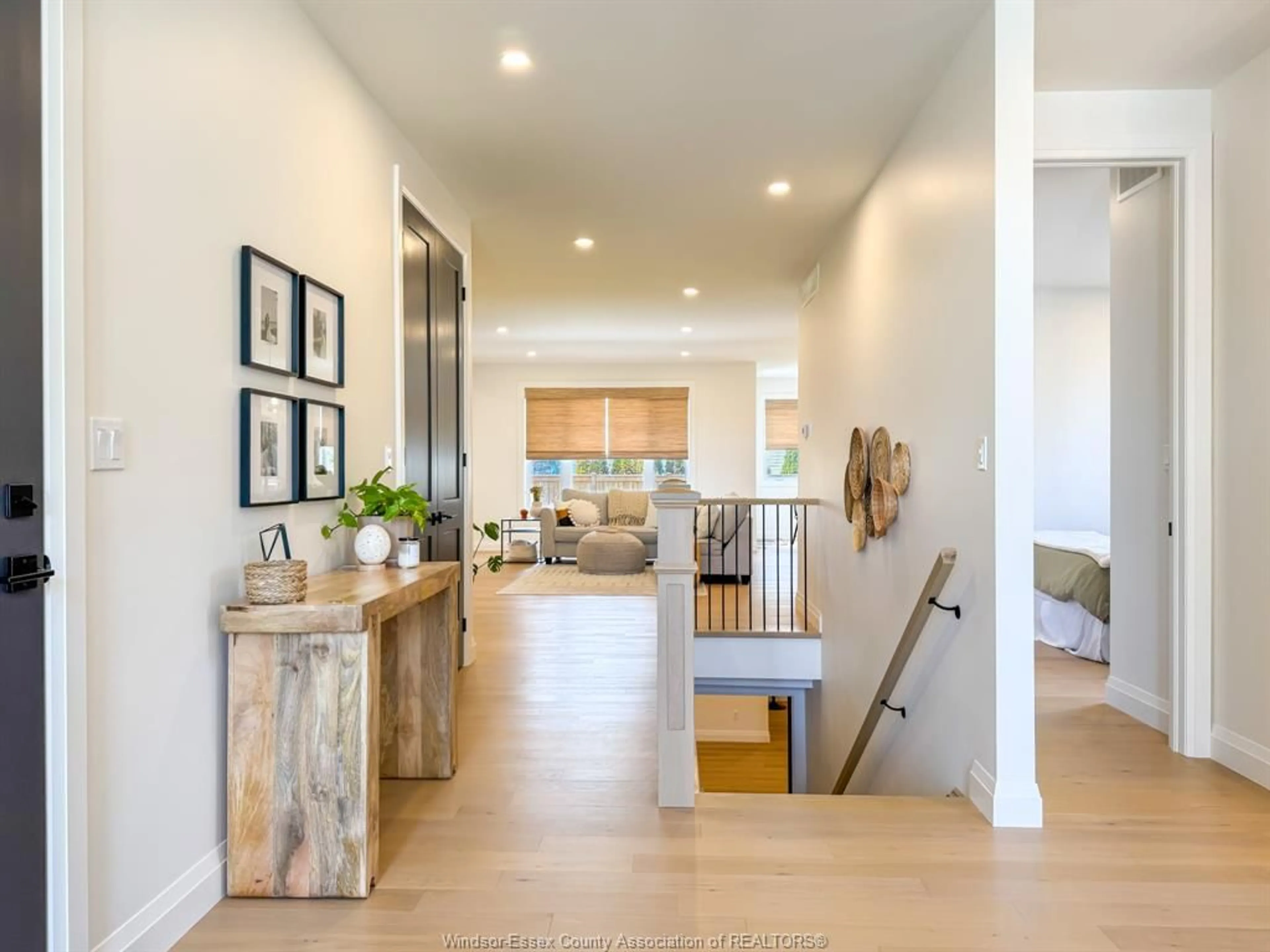 Indoor entryway for 983 ERIE AVE W, Kingsville Ontario N9Y 3E3