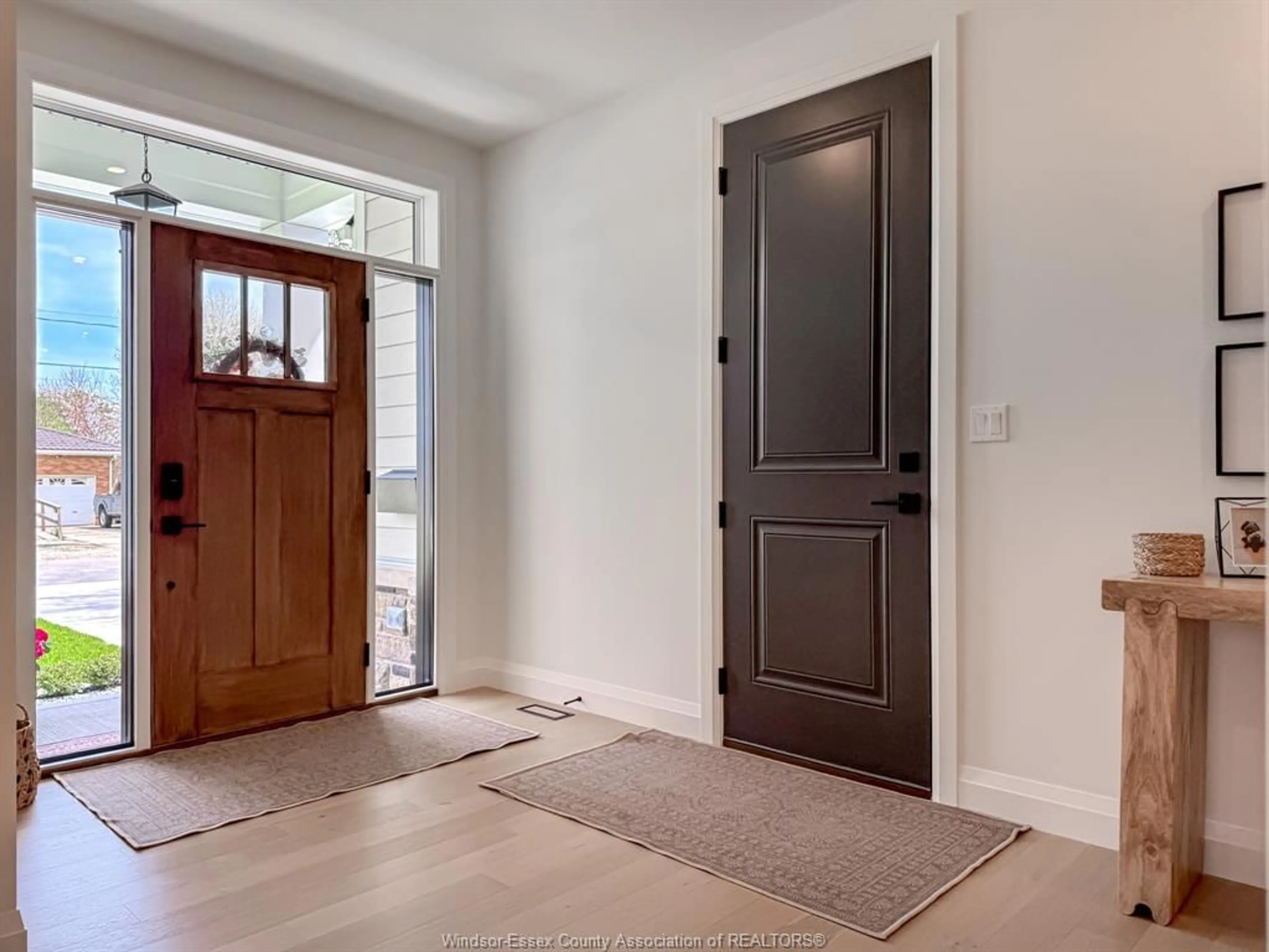 Indoor entryway for 983 ERIE AVE W, Kingsville Ontario N9Y 3E3