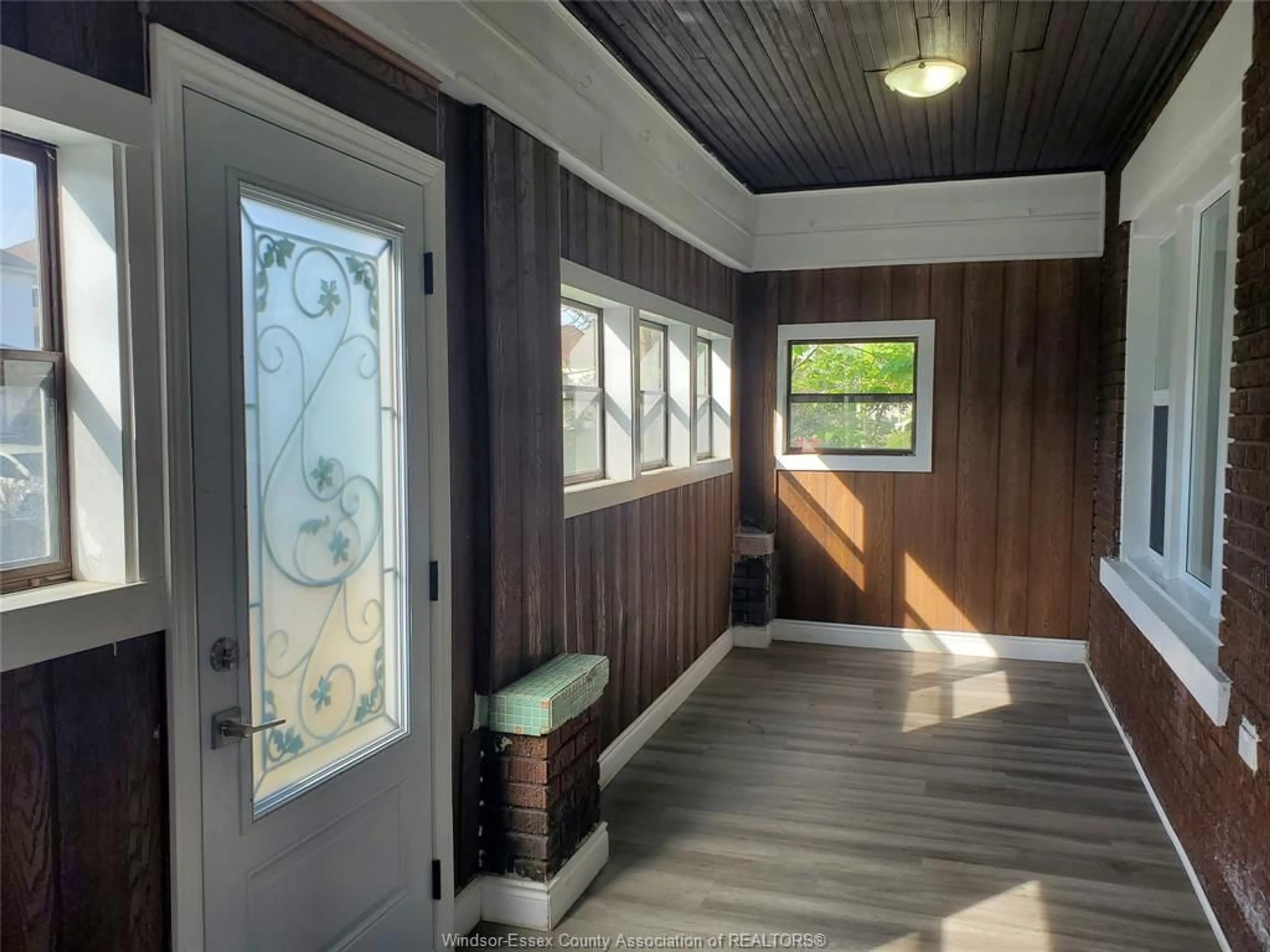 Indoor entryway for 348 CAROLINE, Windsor Ontario N9A 6A4
