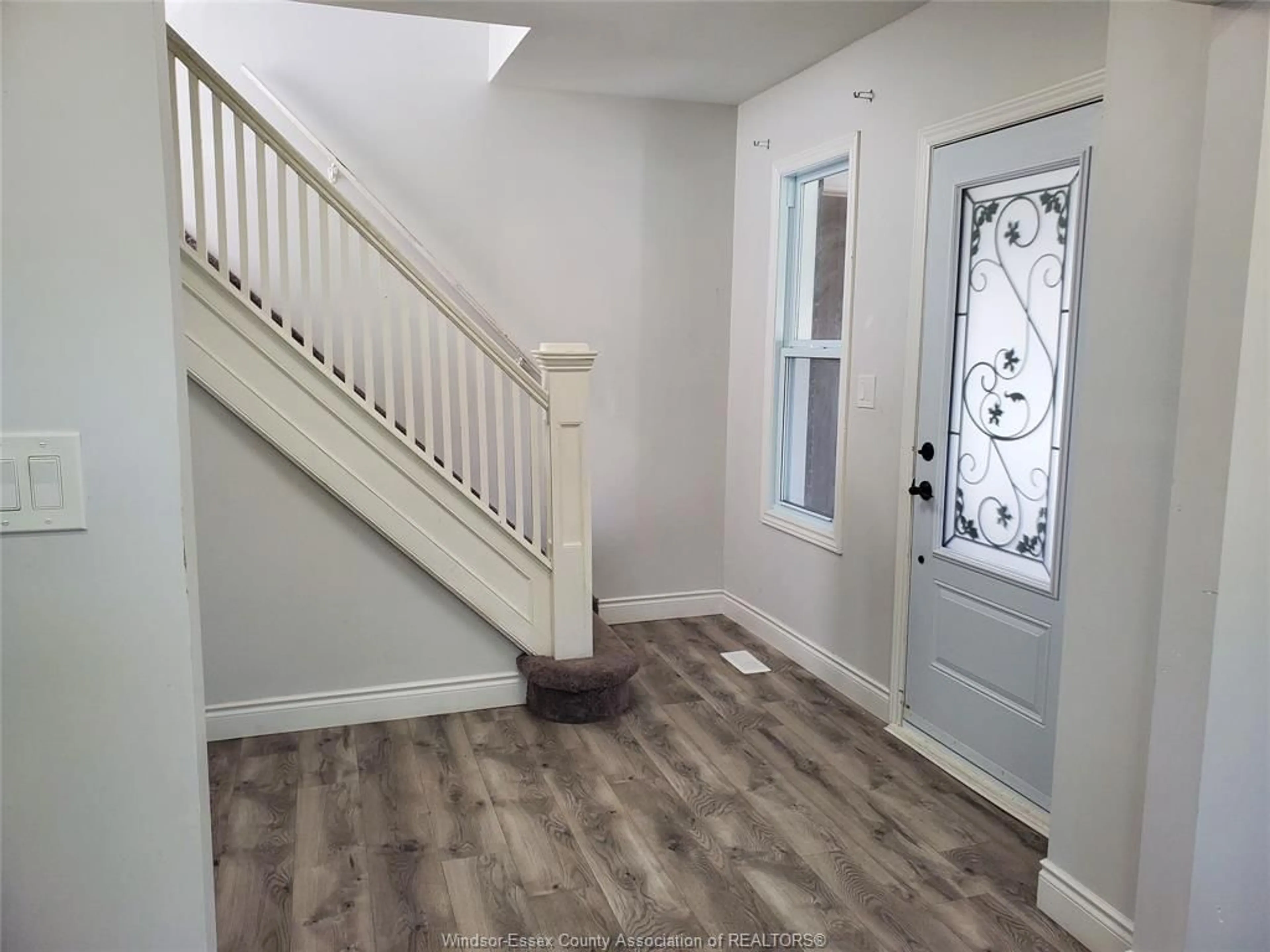 Indoor entryway for 348 CAROLINE, Windsor Ontario N9A 6A4