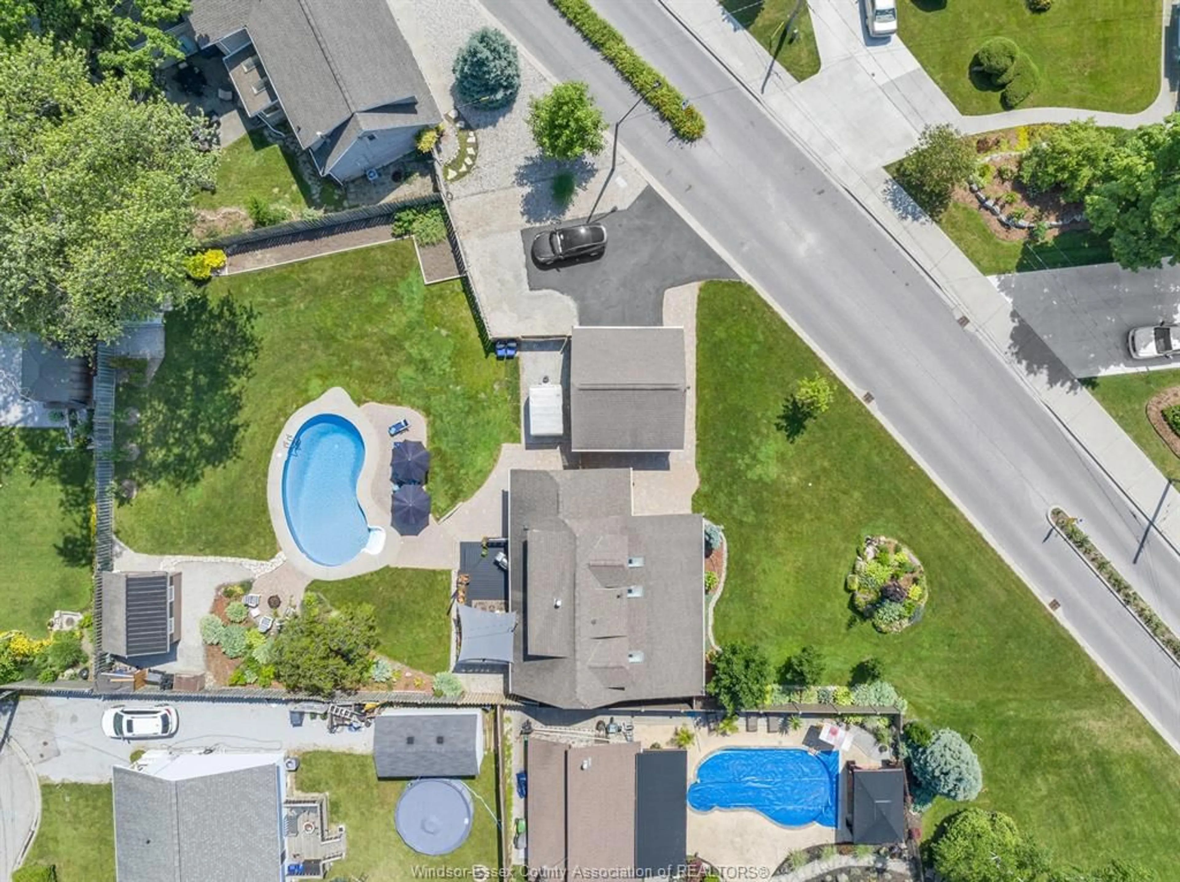 A pic from outside/outdoor area/front of a property/back of a property/a pic from drone, street for 320 LAKEVIEW Ave, Kingsville Ontario N9Y 2E3