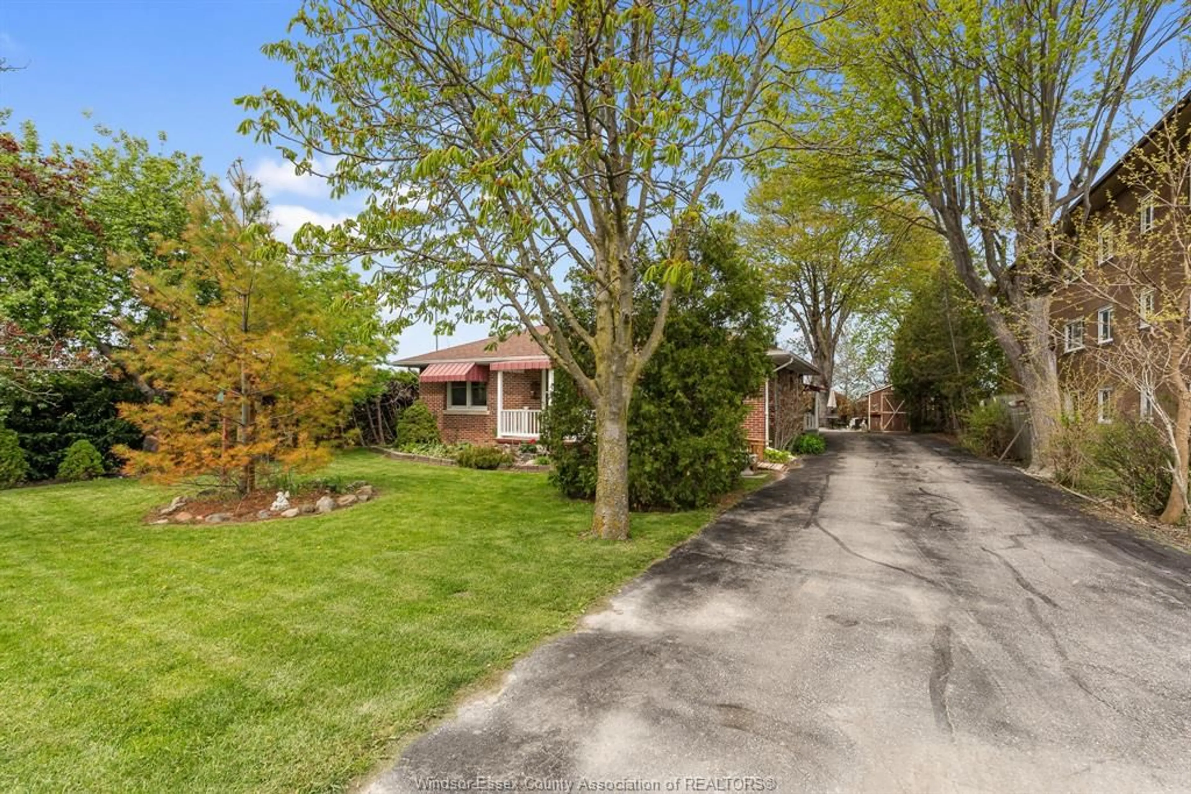 A pic from outside/outdoor area/front of a property/back of a property/a pic from drone, street for 193 Talbot St, Essex Ontario N8M 2C9