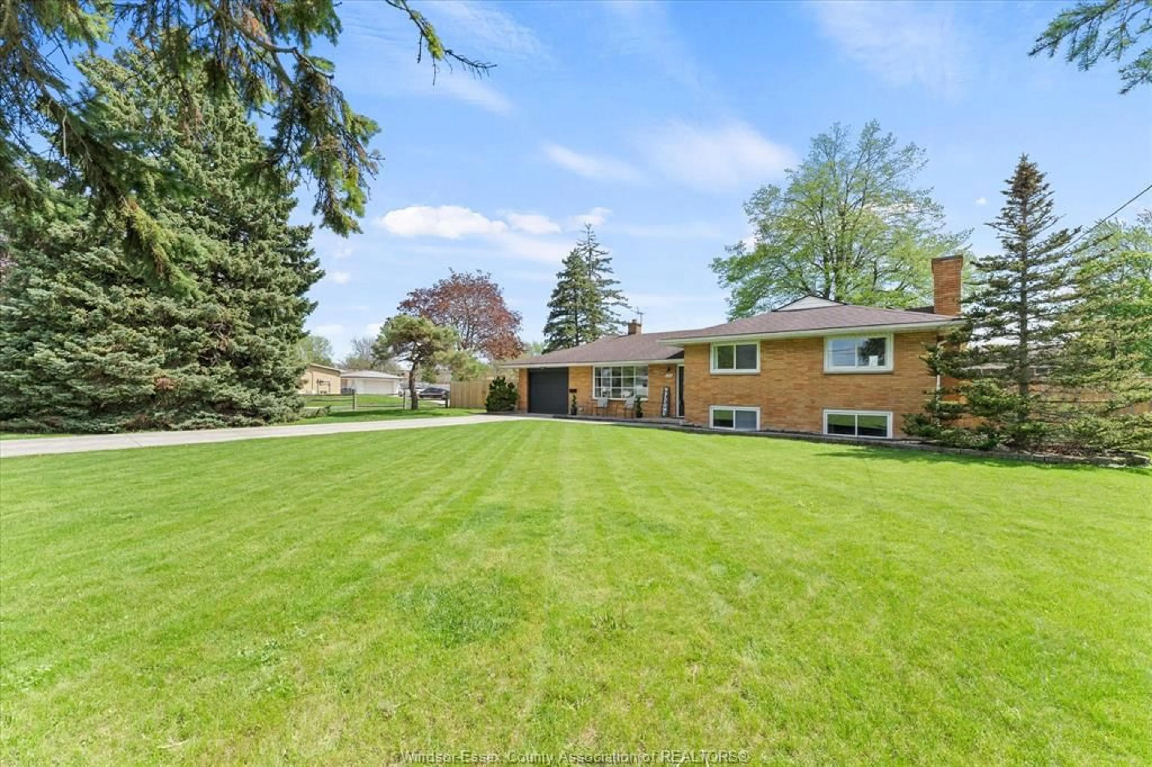 A pic from outside/outdoor area/front of a property/back of a property/a pic from drone, street for 295 SIMCOE St, Amherstburg Ontario N9V 1M5