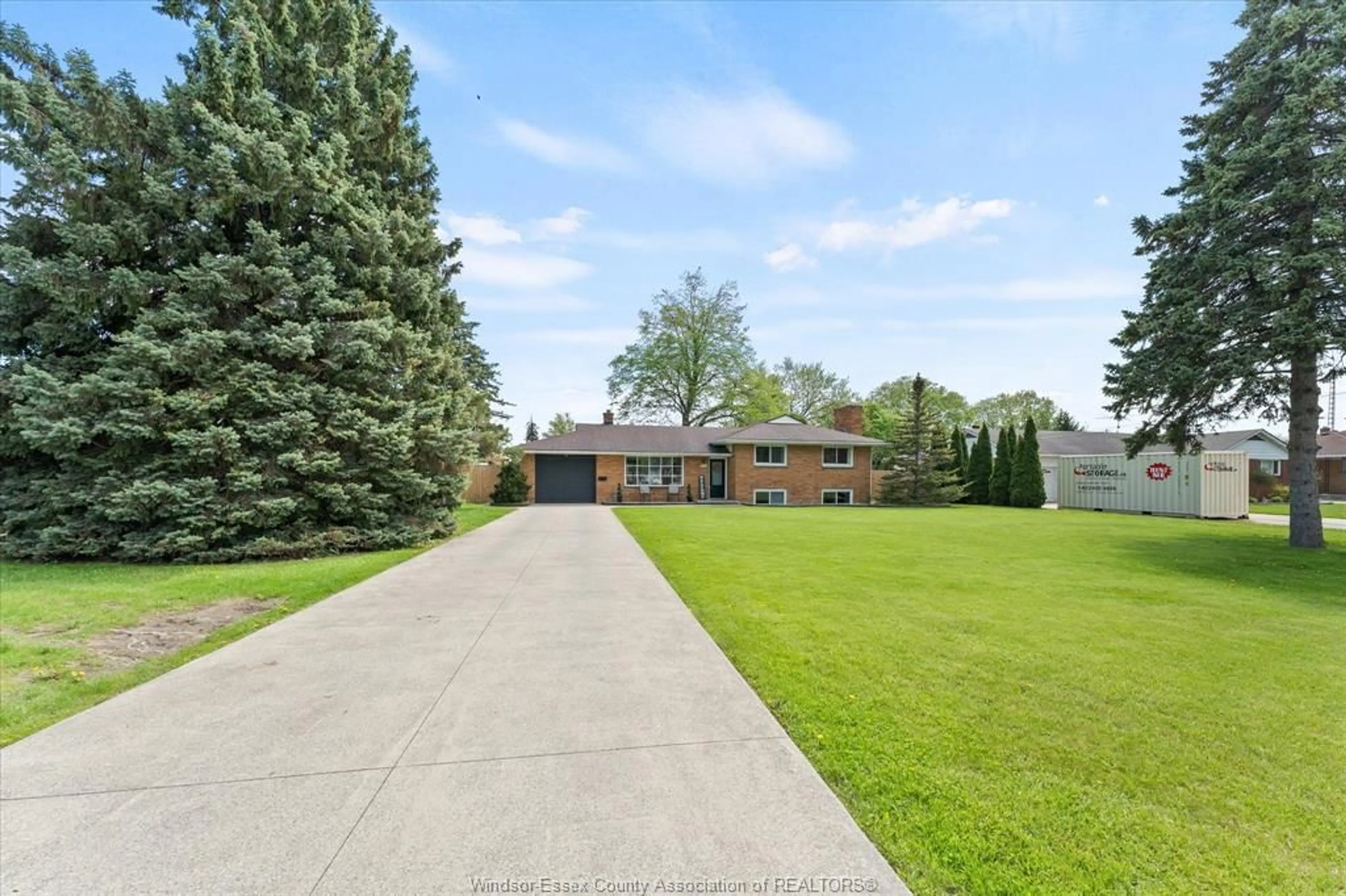 A pic from outside/outdoor area/front of a property/back of a property/a pic from drone, street for 295 SIMCOE St, Amherstburg Ontario N9V 1M5