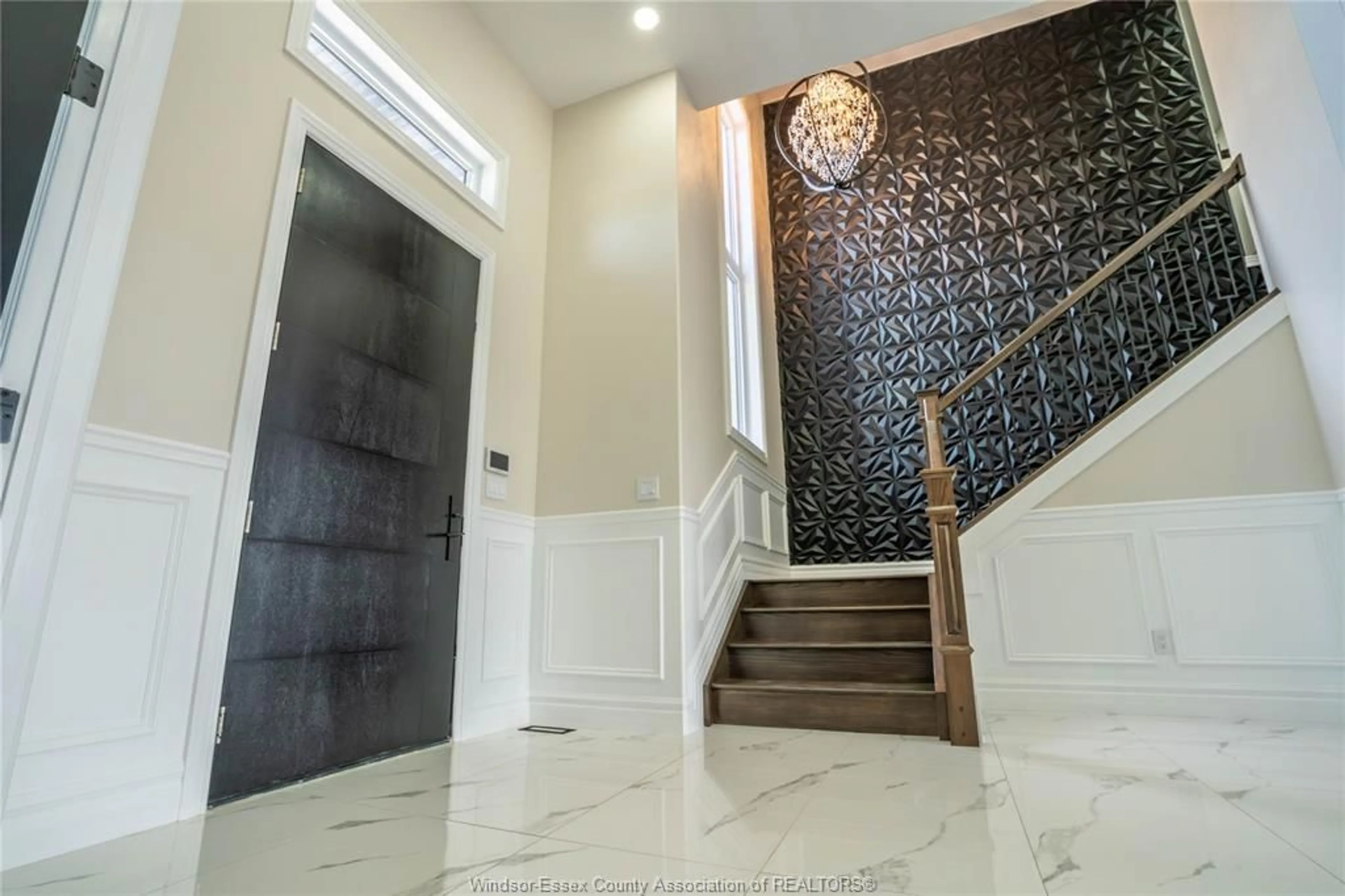 Indoor foyer for 9 CYPRESS POINTE, Leamington Ontario N8H 0C7