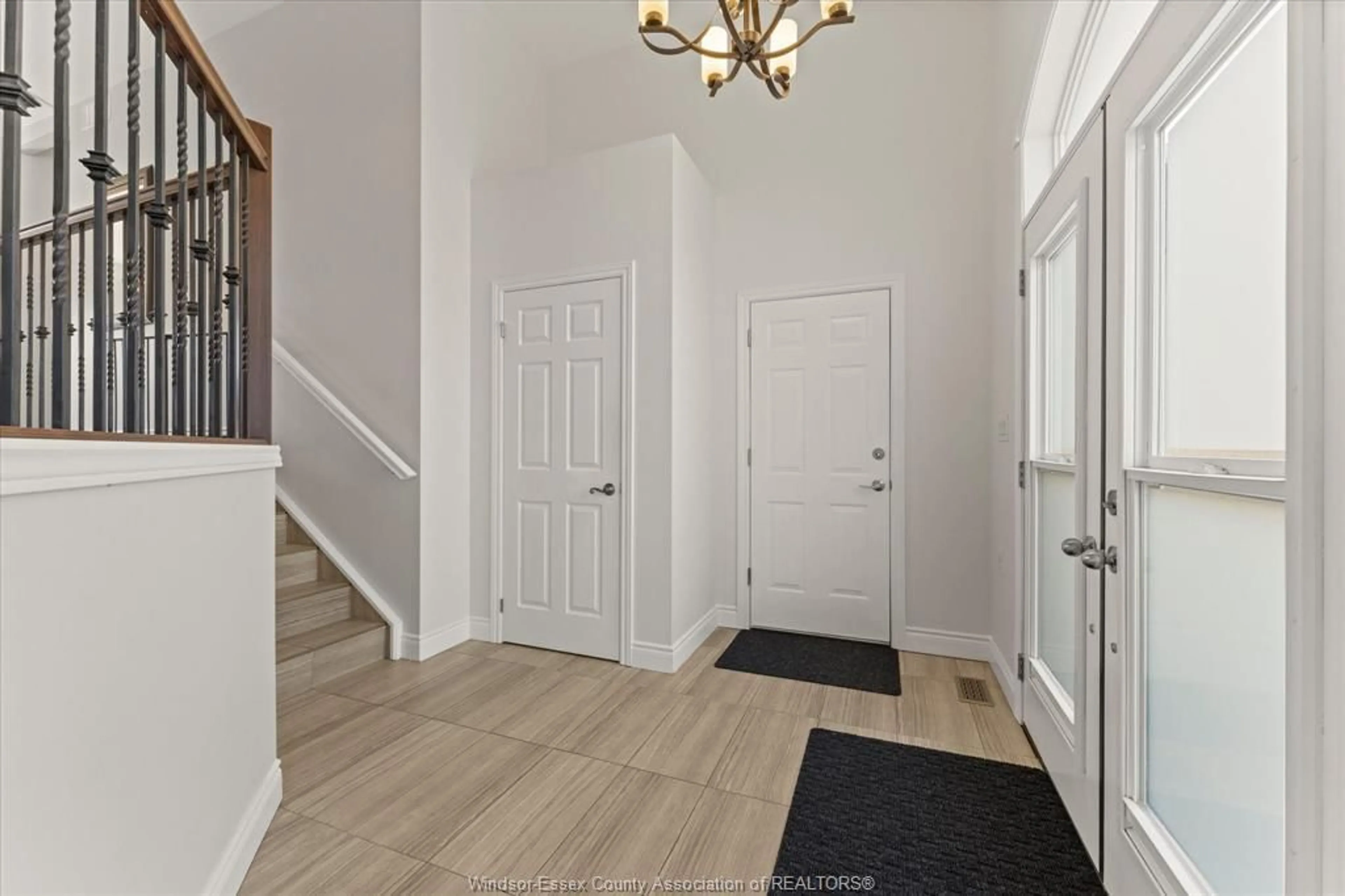 Indoor entryway for 480 Gilbert Ave, LaSalle Ontario N9J 3M9