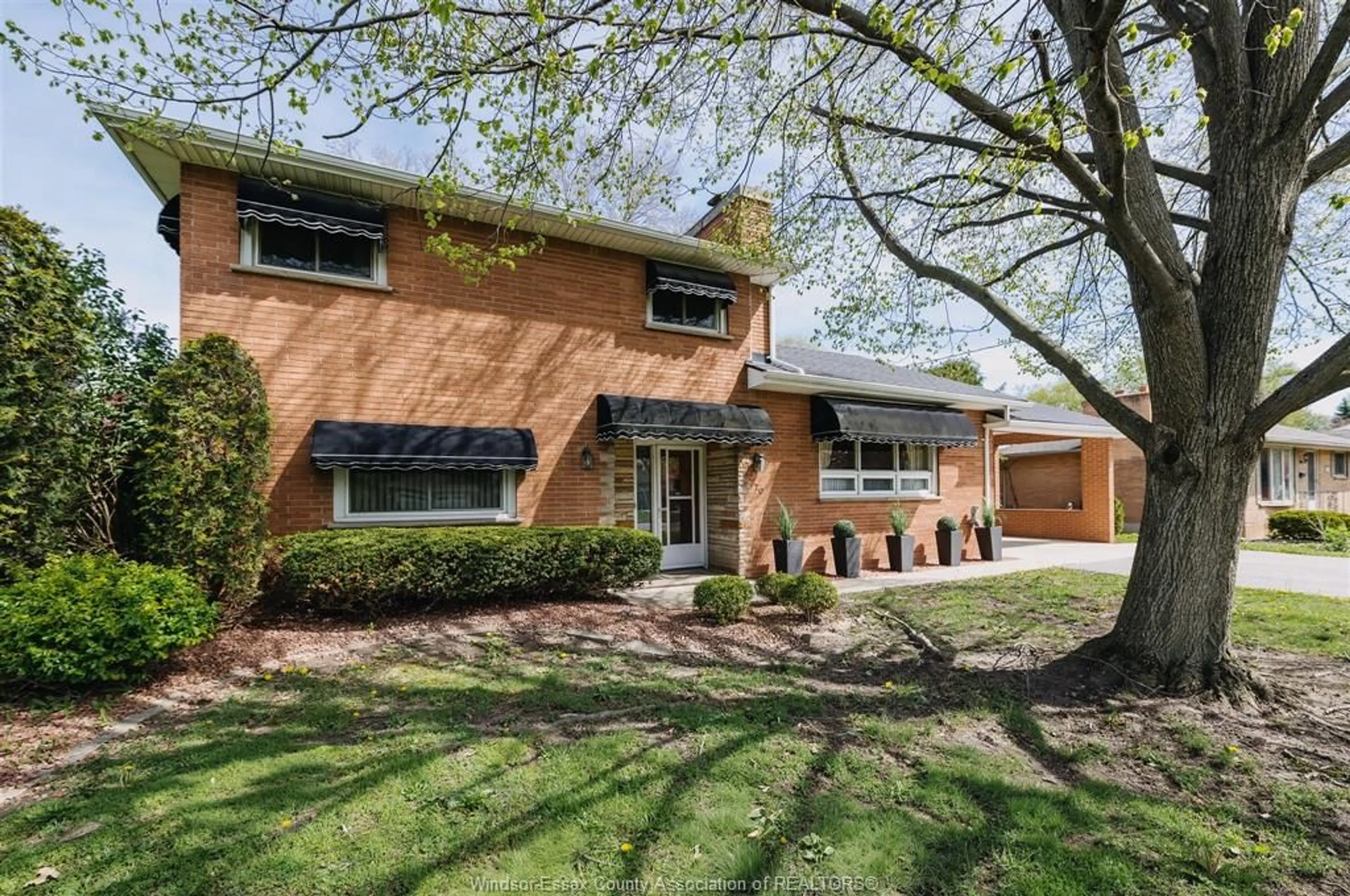 Home with brick exterior material, street for 770 Morand St, Windsor Ontario N9G 1H9