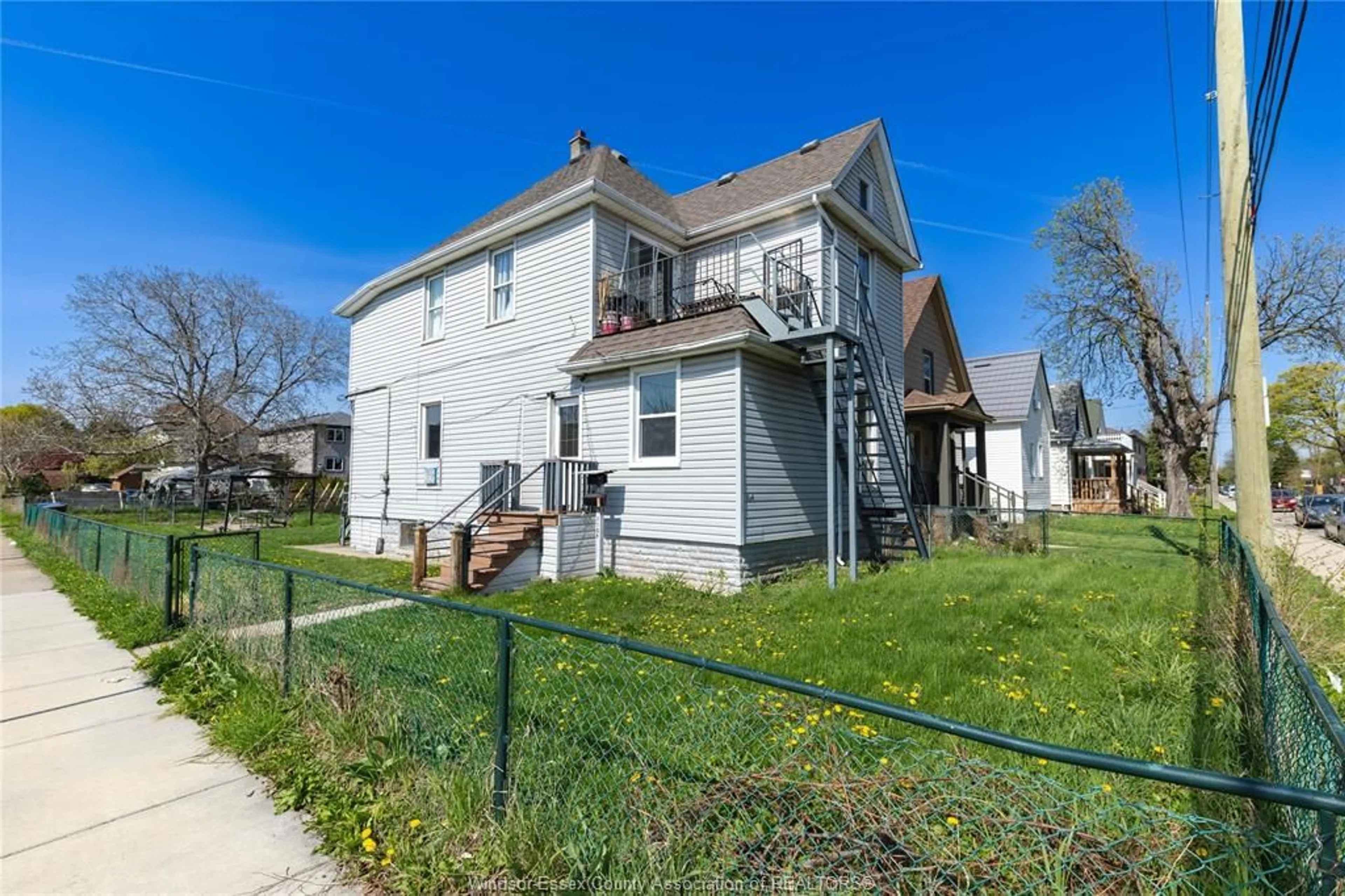 A pic from outside/outdoor area/front of a property/back of a property/a pic from drone, street for 1104 CATARAQUI, Windsor Ontario N9A 3R1