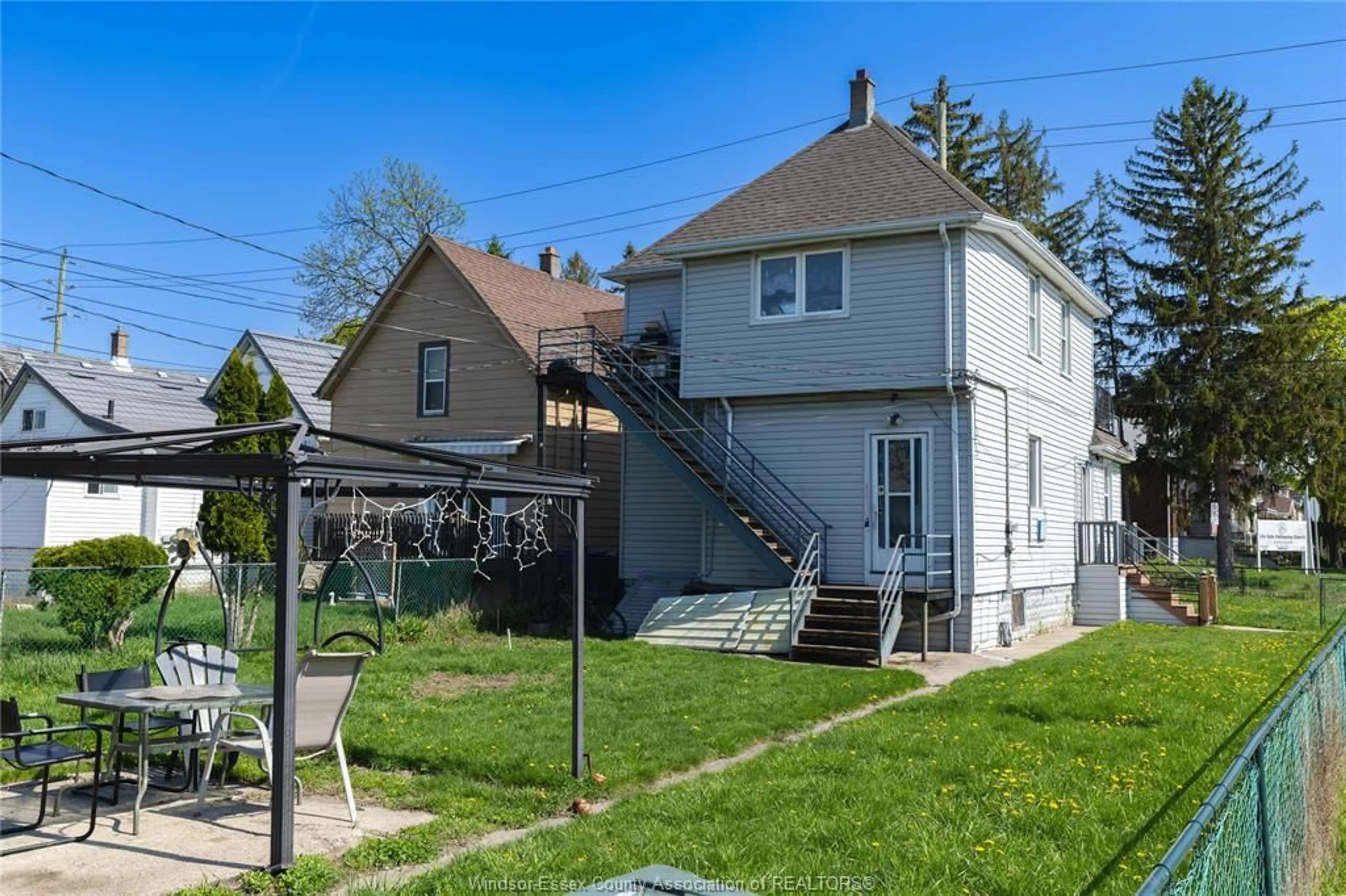 A pic from outside/outdoor area/front of a property/back of a property/a pic from drone, street for 1104 CATARAQUI, Windsor Ontario N9A 3R1