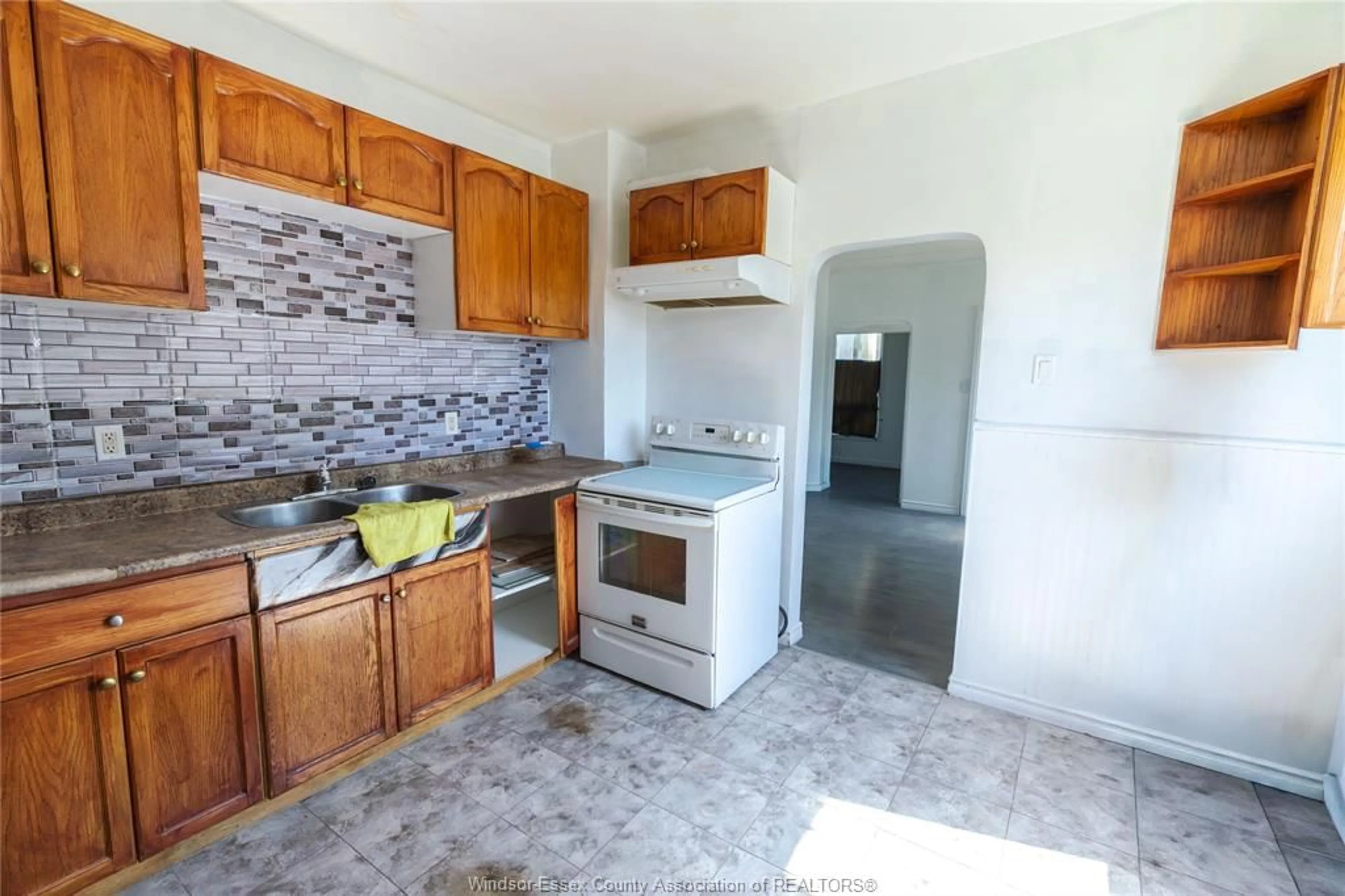 Standard kitchen, ceramic/tile floor for 1104 CATARAQUI, Windsor Ontario N9A 3R1