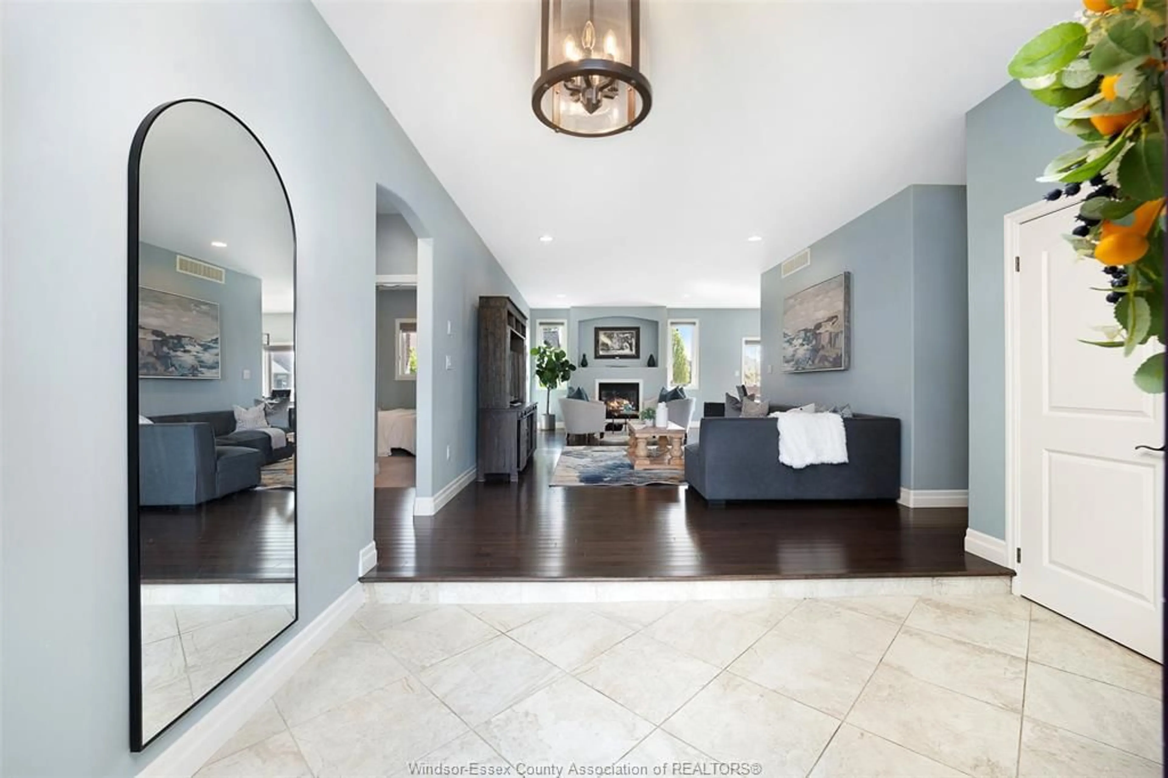 Indoor entryway for 384 EVERGREEN Dr, Lakeshore Ontario N8L 0X4