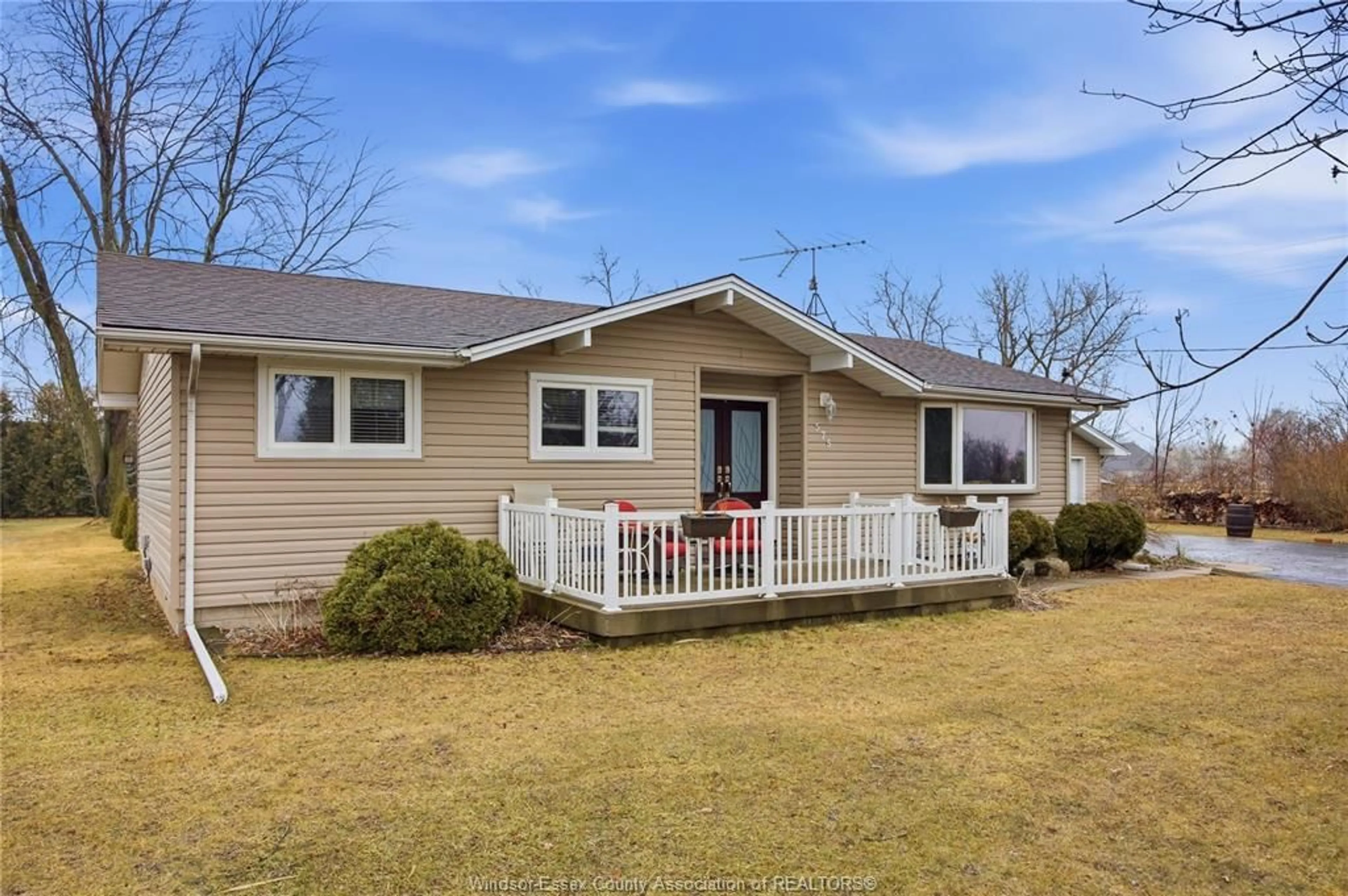 Home with vinyl exterior material, street for 575 MIDDLE Sideroad, Amherstburg Ontario N9V 3R3