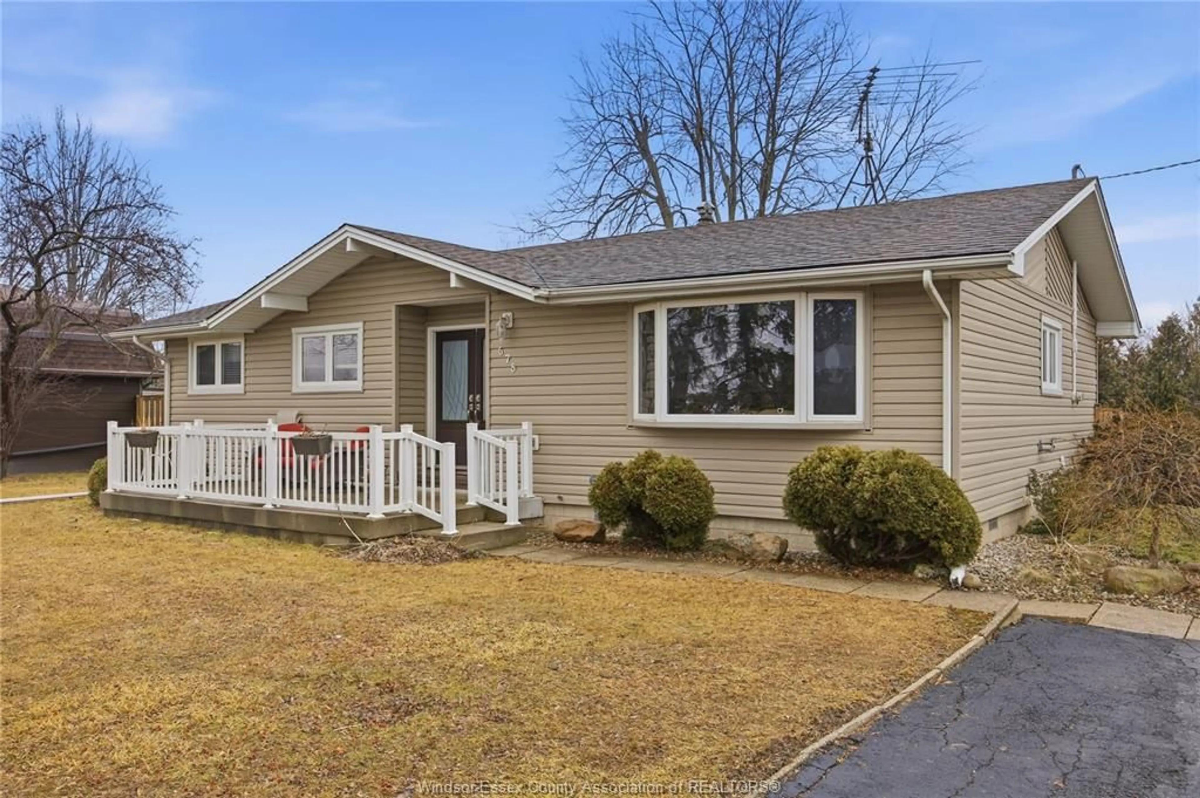 Home with vinyl exterior material, street for 575 MIDDLE Sideroad, Amherstburg Ontario N9V 3R3