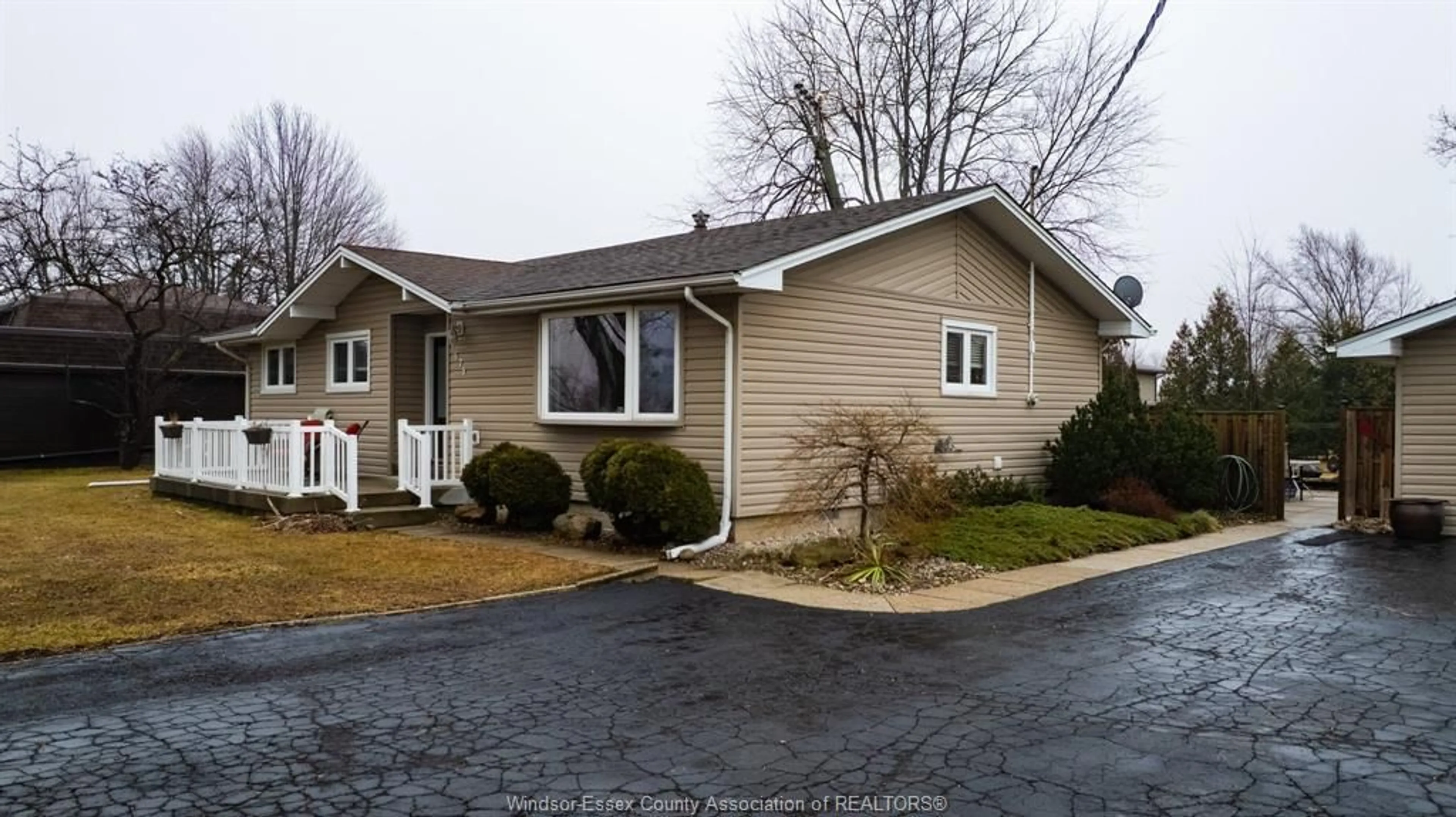 Home with vinyl exterior material, street for 575 MIDDLE Sideroad, Amherstburg Ontario N9V 3R3