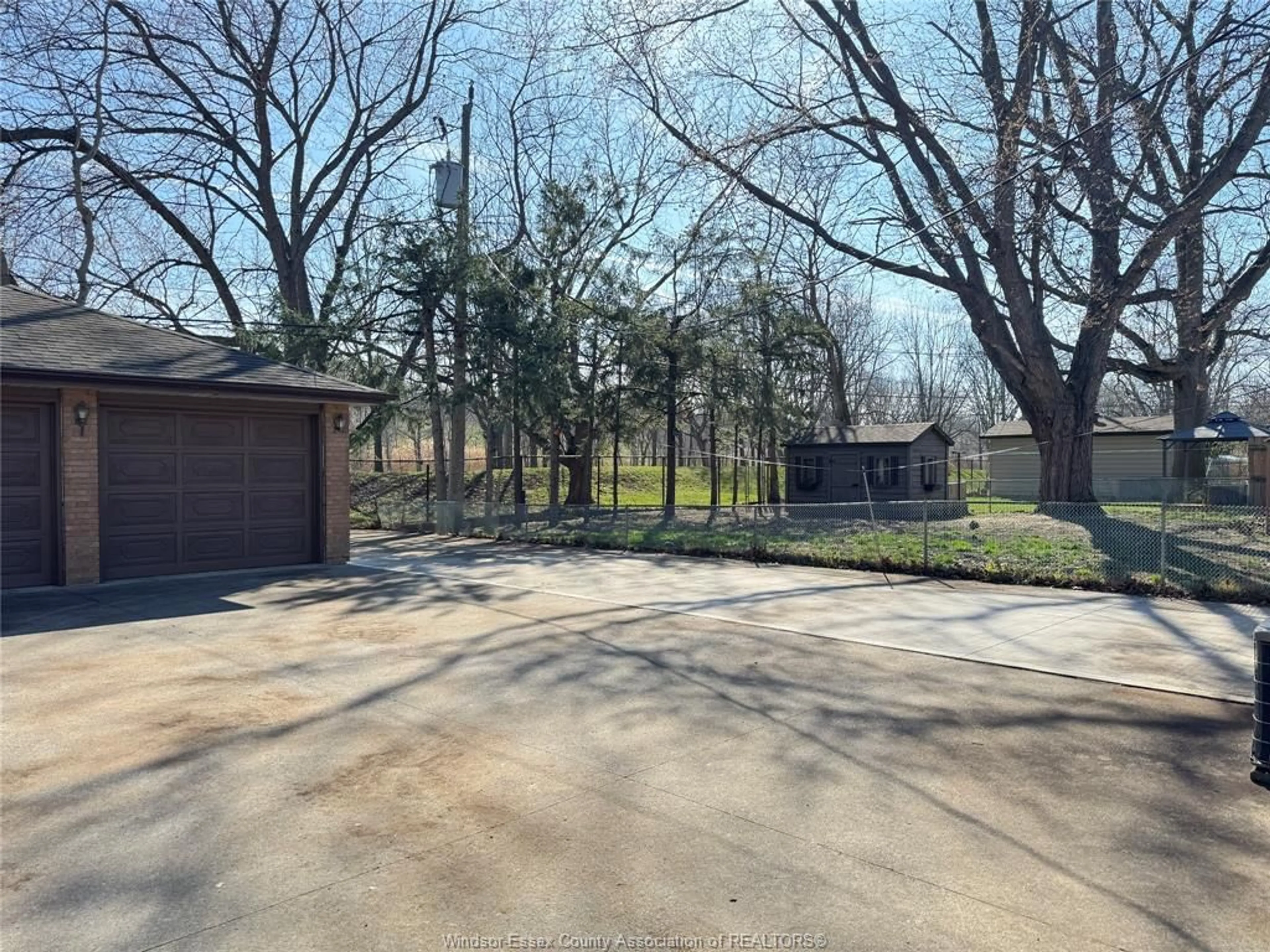 A pic from outside/outdoor area/front of a property/back of a property/a pic from drone, street for 1595 SUN VALLEY, Windsor Ontario N9C 3R1