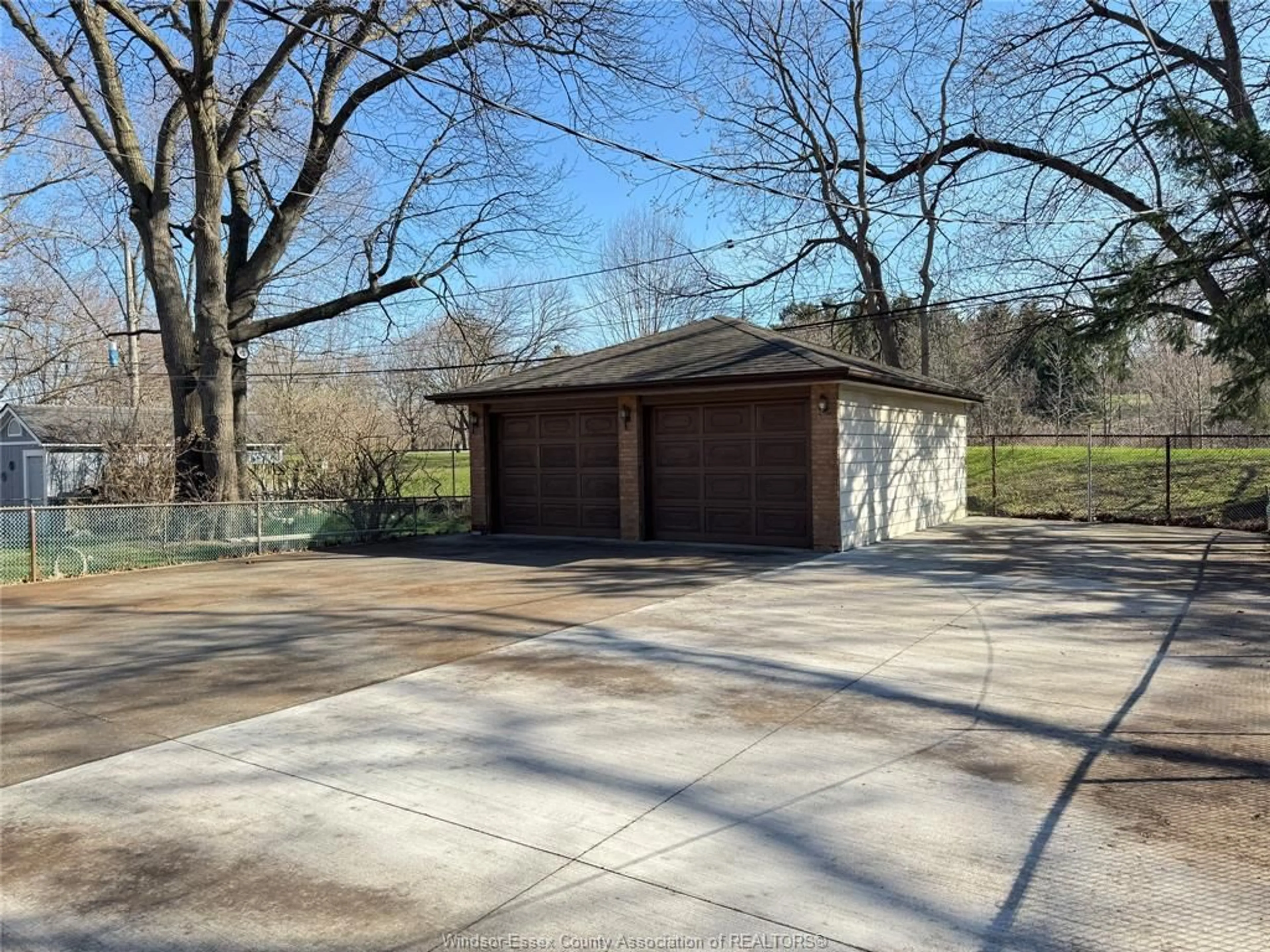 Indoor garage for 1595 SUN VALLEY, Windsor Ontario N9C 3R1