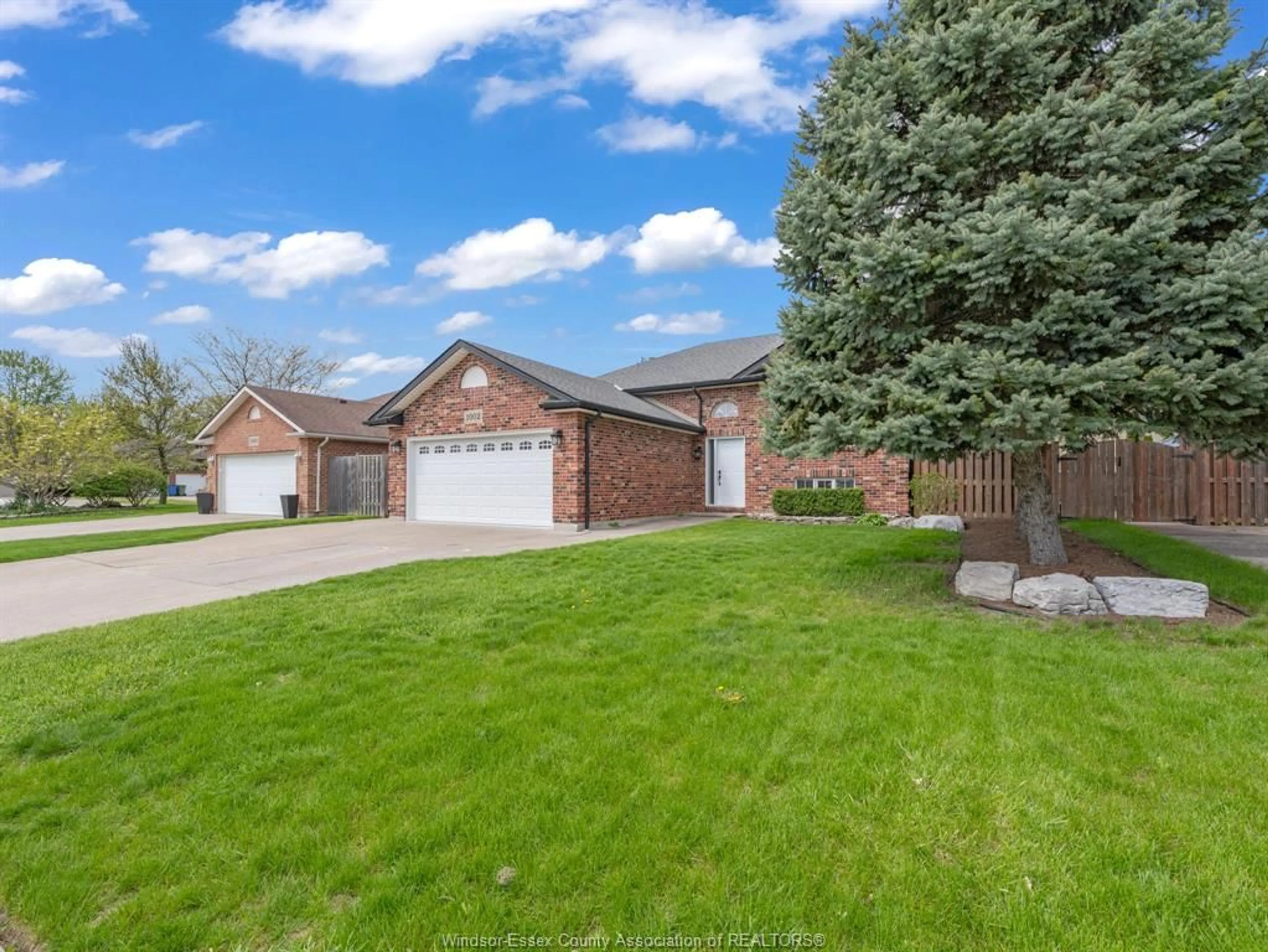 A pic from outside/outdoor area/front of a property/back of a property/a pic from drone, street for 1002 KING RICHARD Crt, Lakeshore Ontario N8L 0T8