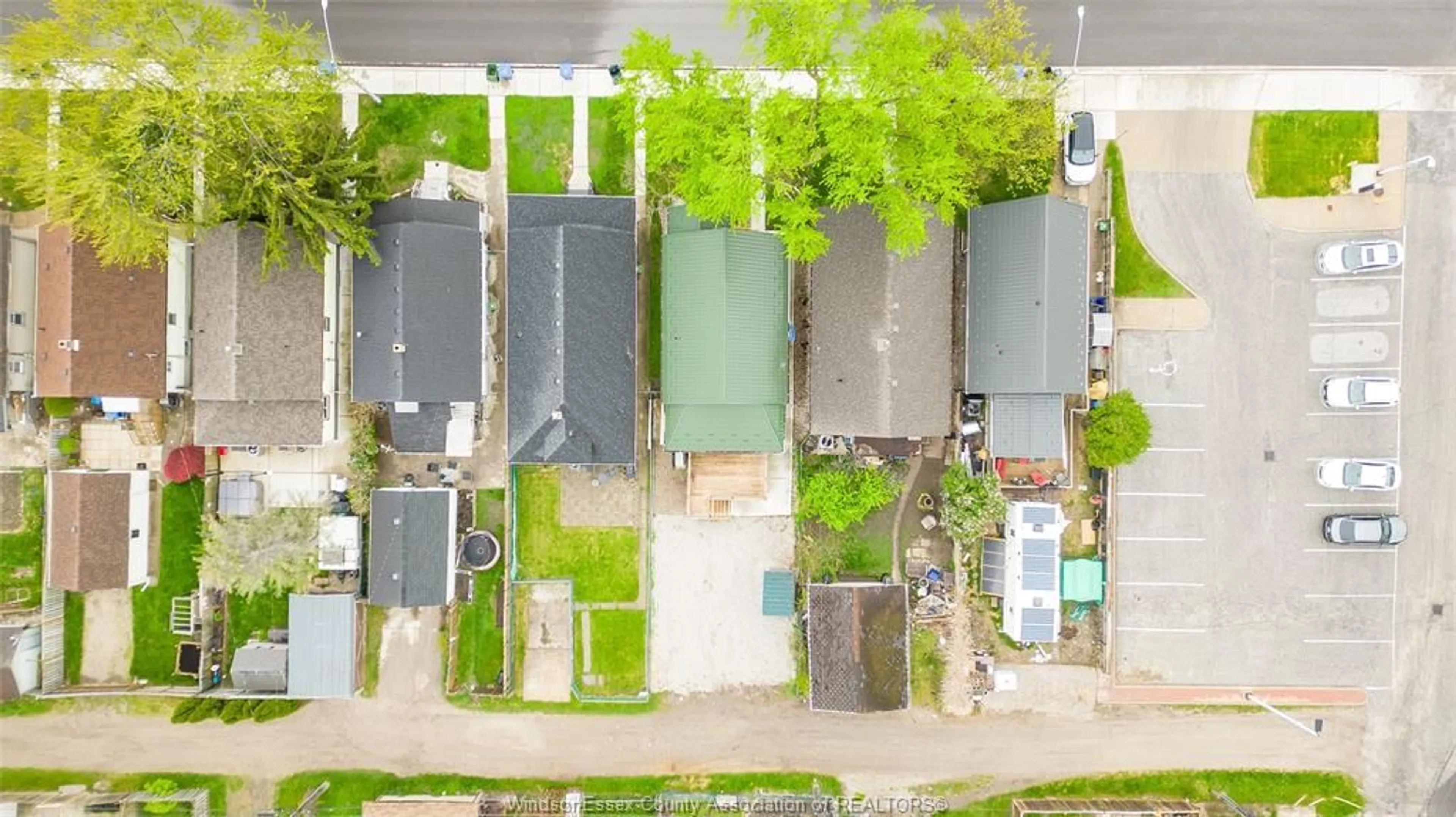 A pic from outside/outdoor area/front of a property/back of a property/a pic from drone, street for 1046 ELSMERE, Windsor Ontario N9A 2B2