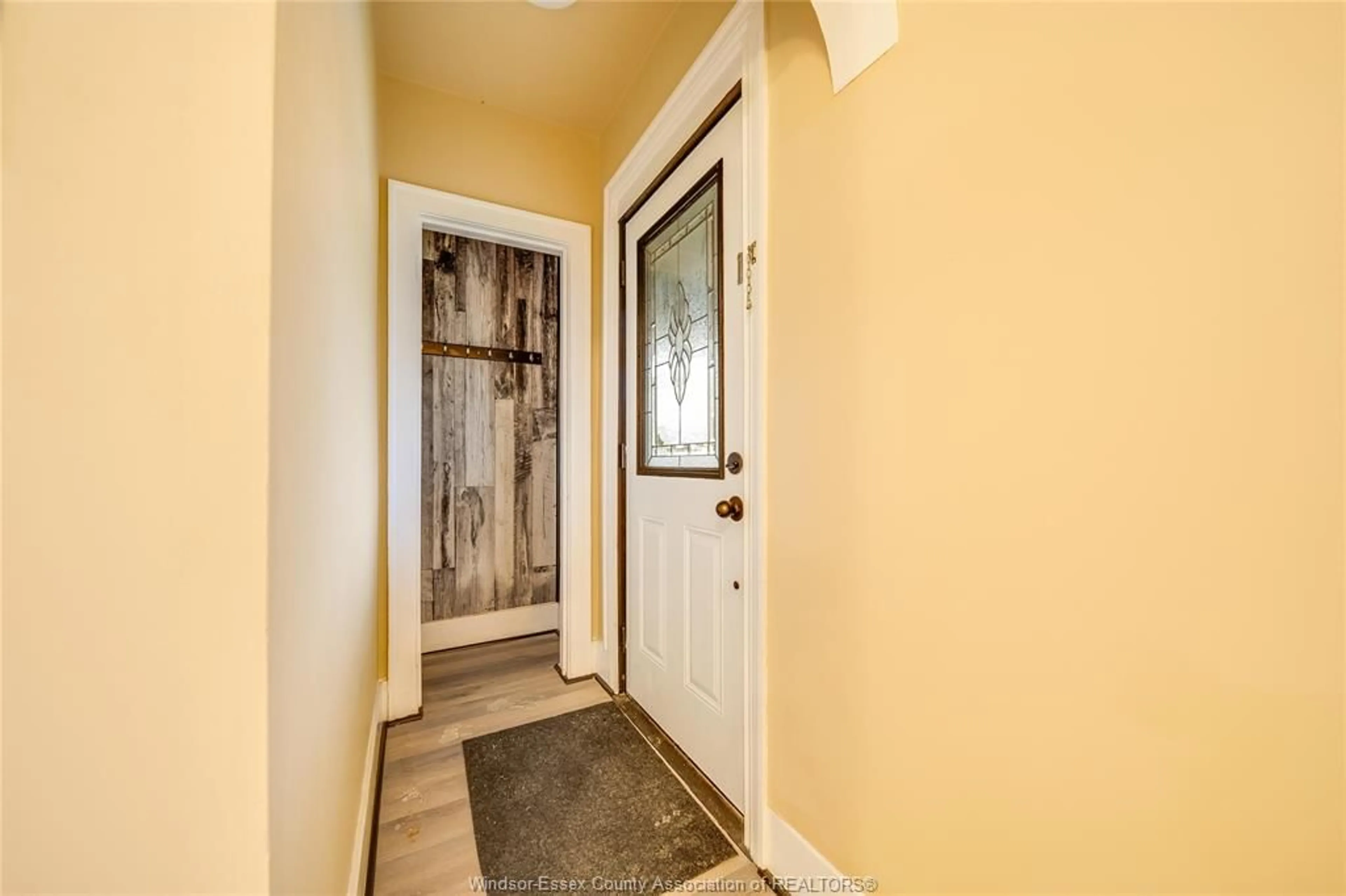 Indoor entryway for 1046 ELSMERE, Windsor Ontario N9A 2B2