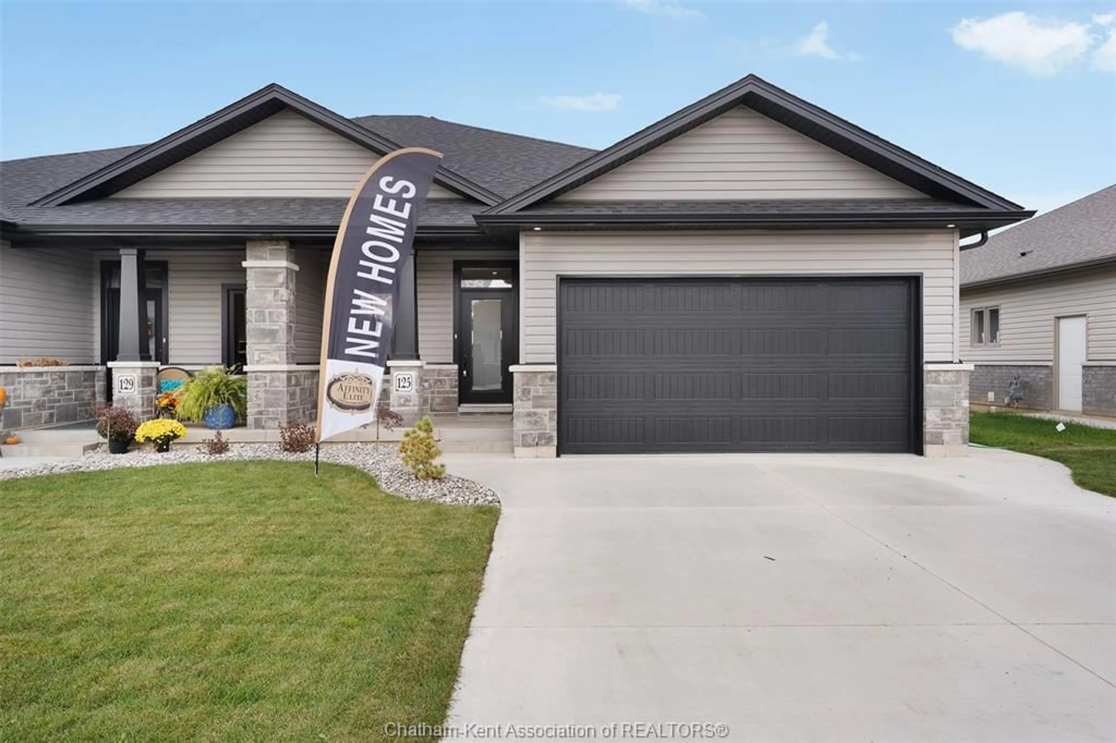 Home with vinyl exterior material, street for 121 Brighton Pl, Chatham Ontario N7L 0G7