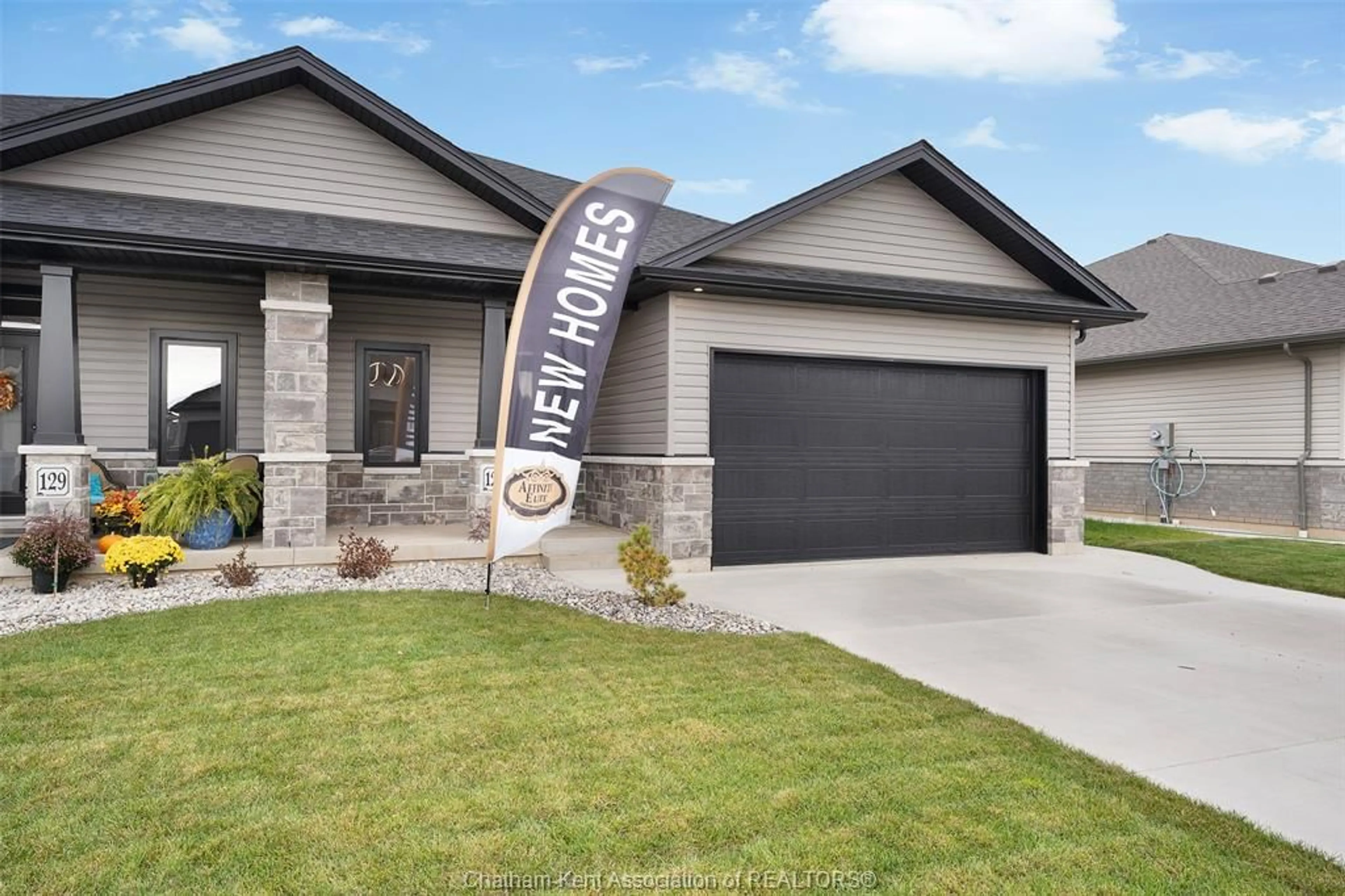 Home with vinyl exterior material, street for 121 Brighton Pl, Chatham Ontario N7L 0G7