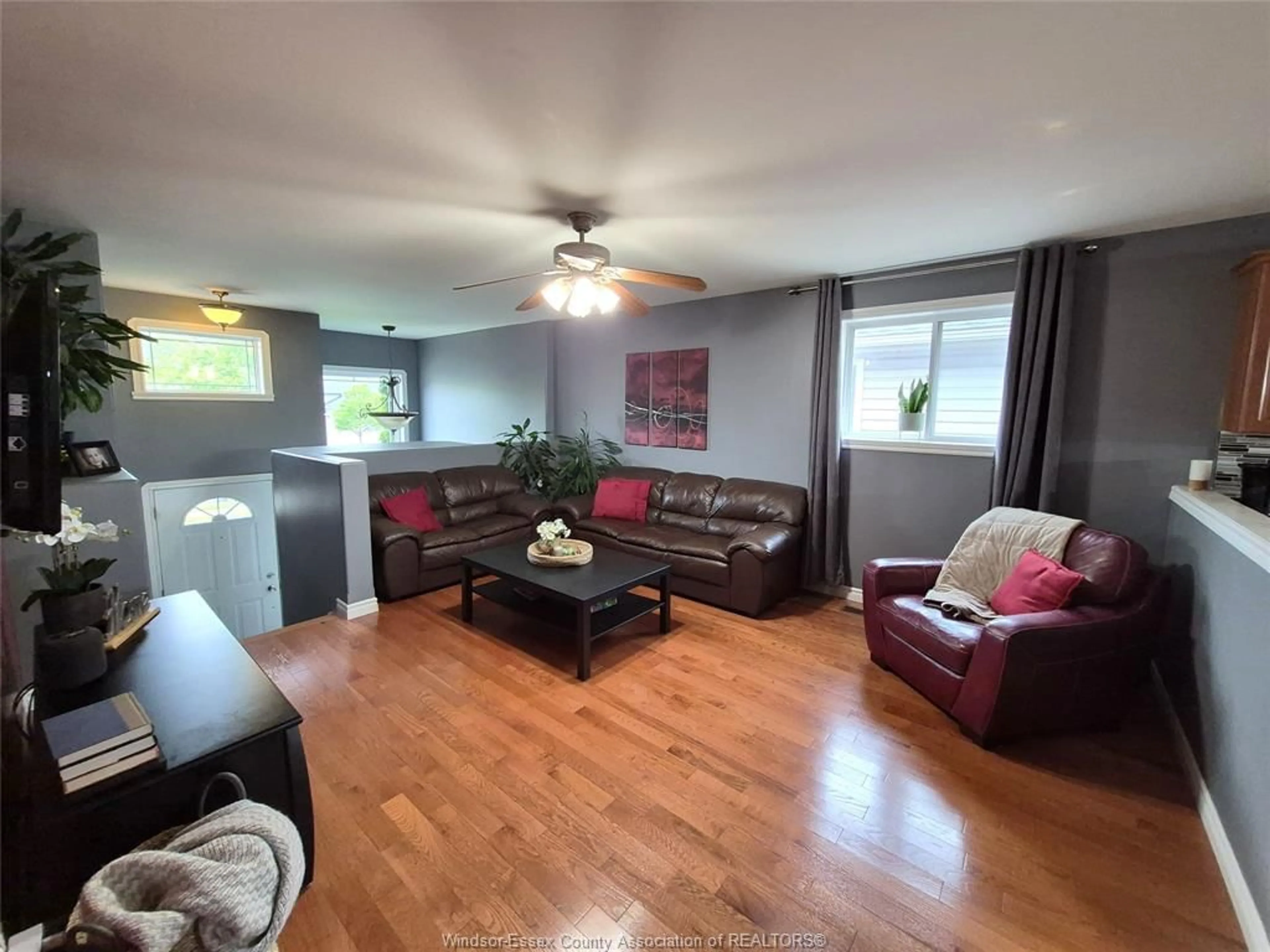 Living room with furniture, wood/laminate floor for 2514 DUNESHILL Ave, Windsor Ontario N8P 1Y2